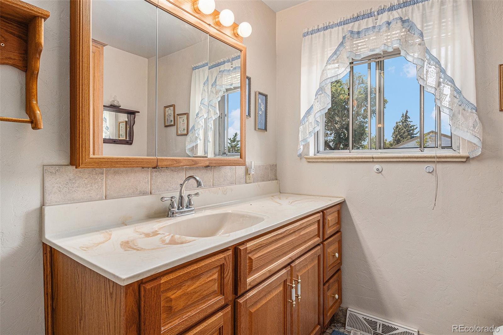 MLS Image #12 for 14751 e 24th avenue,aurora, Colorado