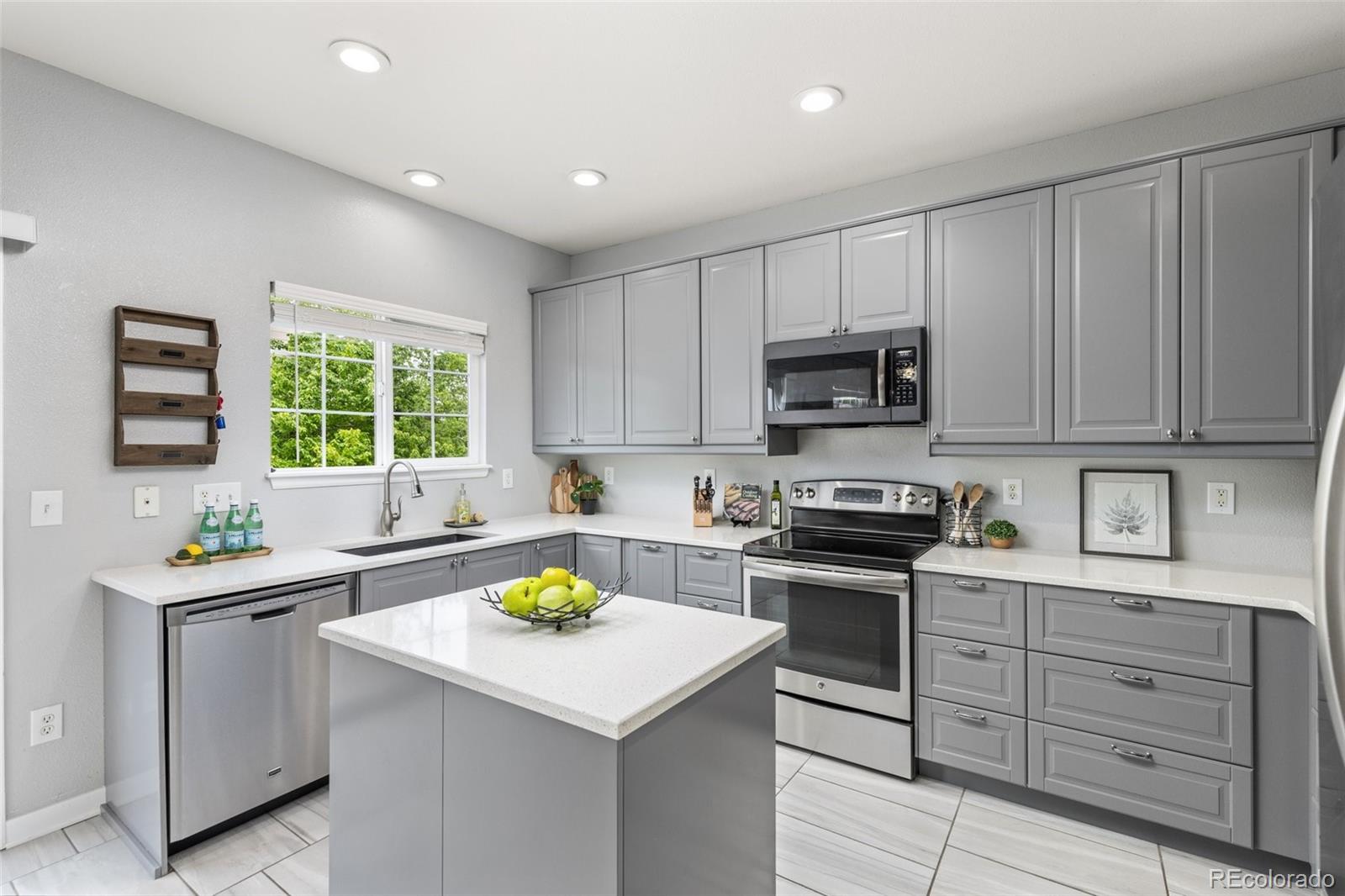 MLS Image #3 for 5733 s yakima way,aurora, Colorado