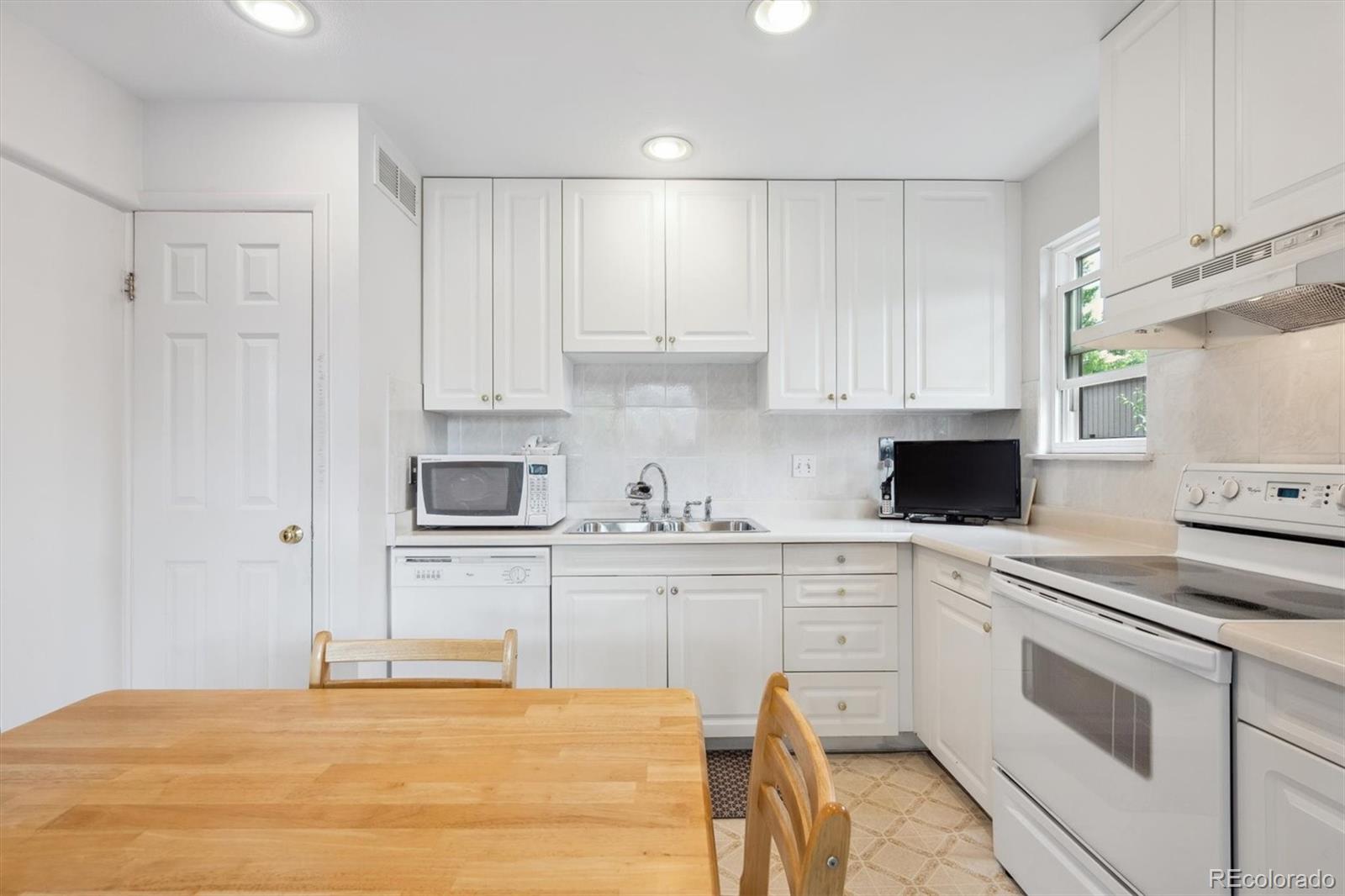 MLS Image #8 for 1254 s yosemite way,denver, Colorado