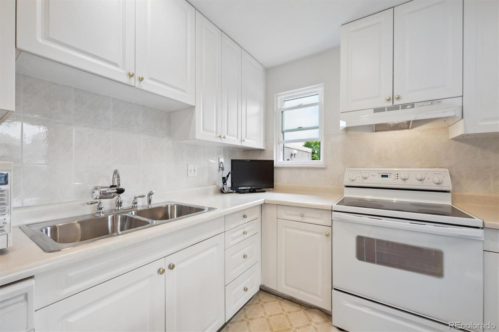 MLS Image #9 for 1254 s yosemite way,denver, Colorado