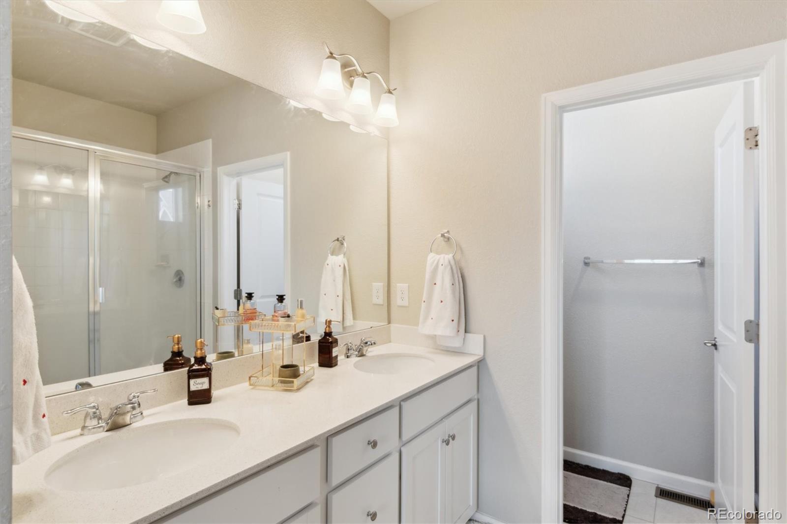 MLS Image #17 for 1954 s poplar court,denver, Colorado
