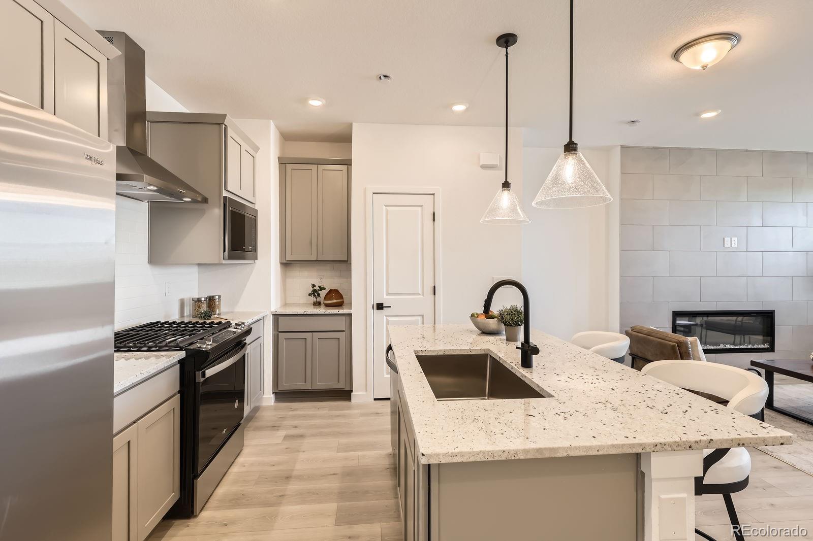 MLS Image #5 for 374 n geneva street,aurora, Colorado