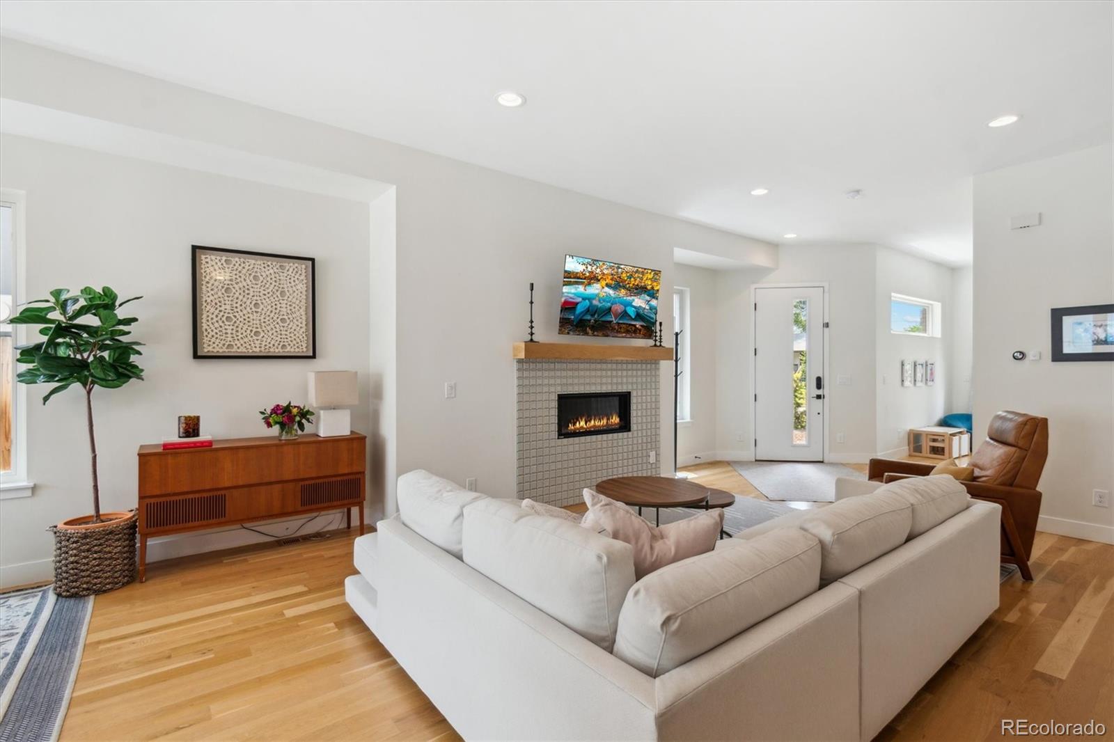 MLS Image #4 for 2244 s lincoln street,denver, Colorado