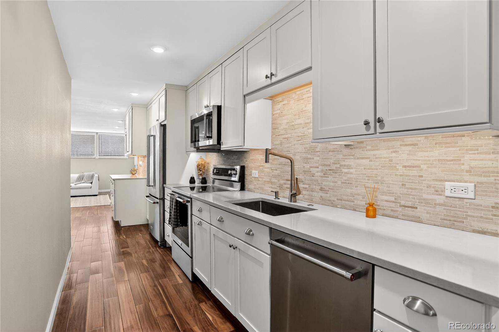 MLS Image #6 for 909 n logan street,denver, Colorado