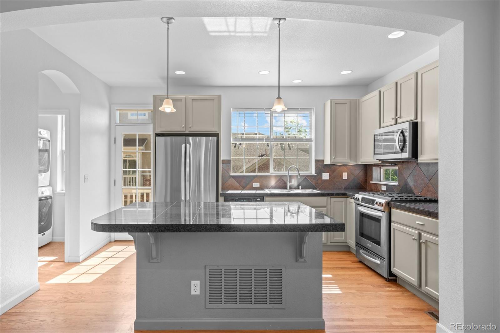 MLS Image #10 for 701 n roslyn street,denver, Colorado