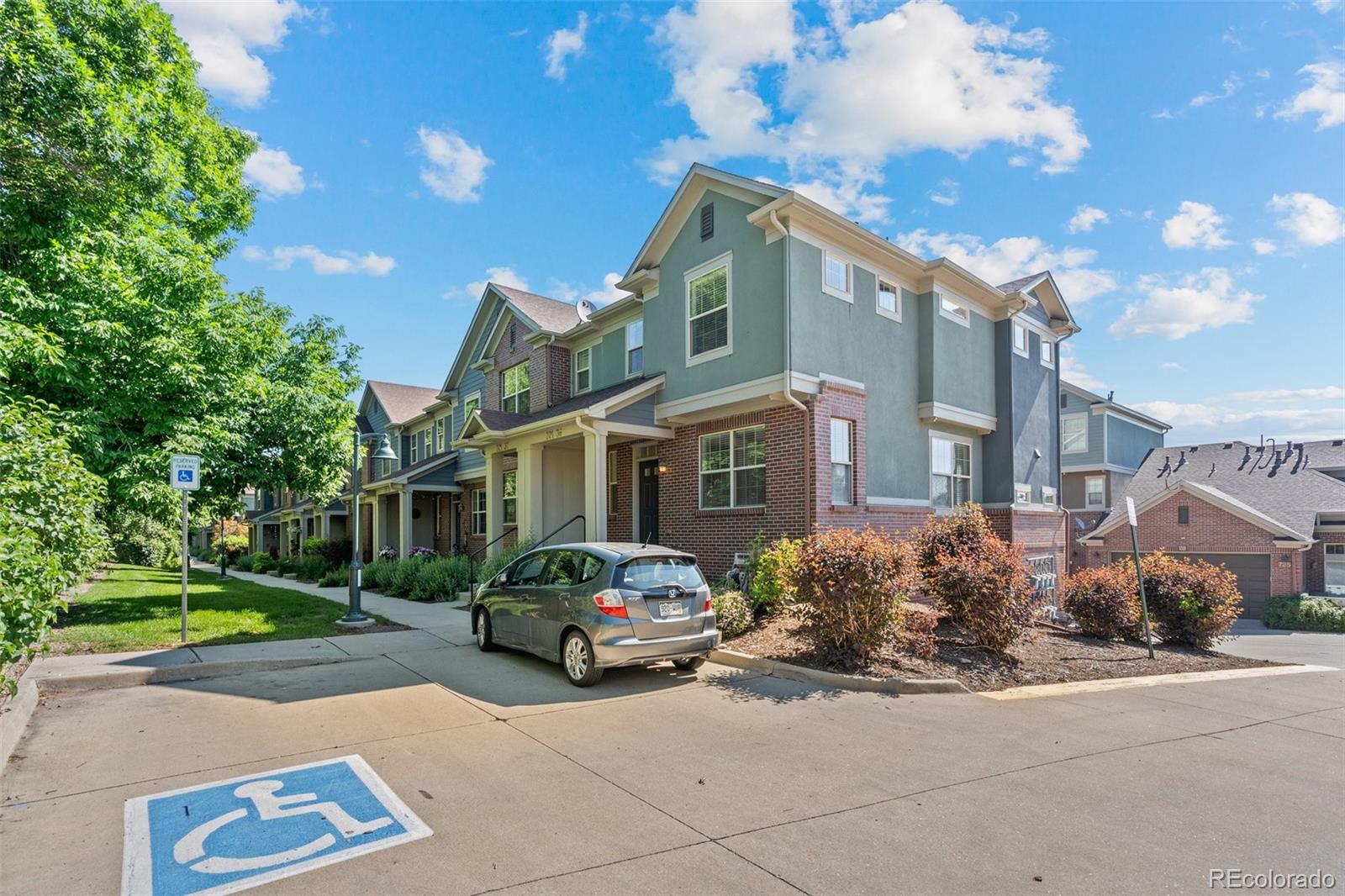 MLS Image #4 for 701 n roslyn street,denver, Colorado