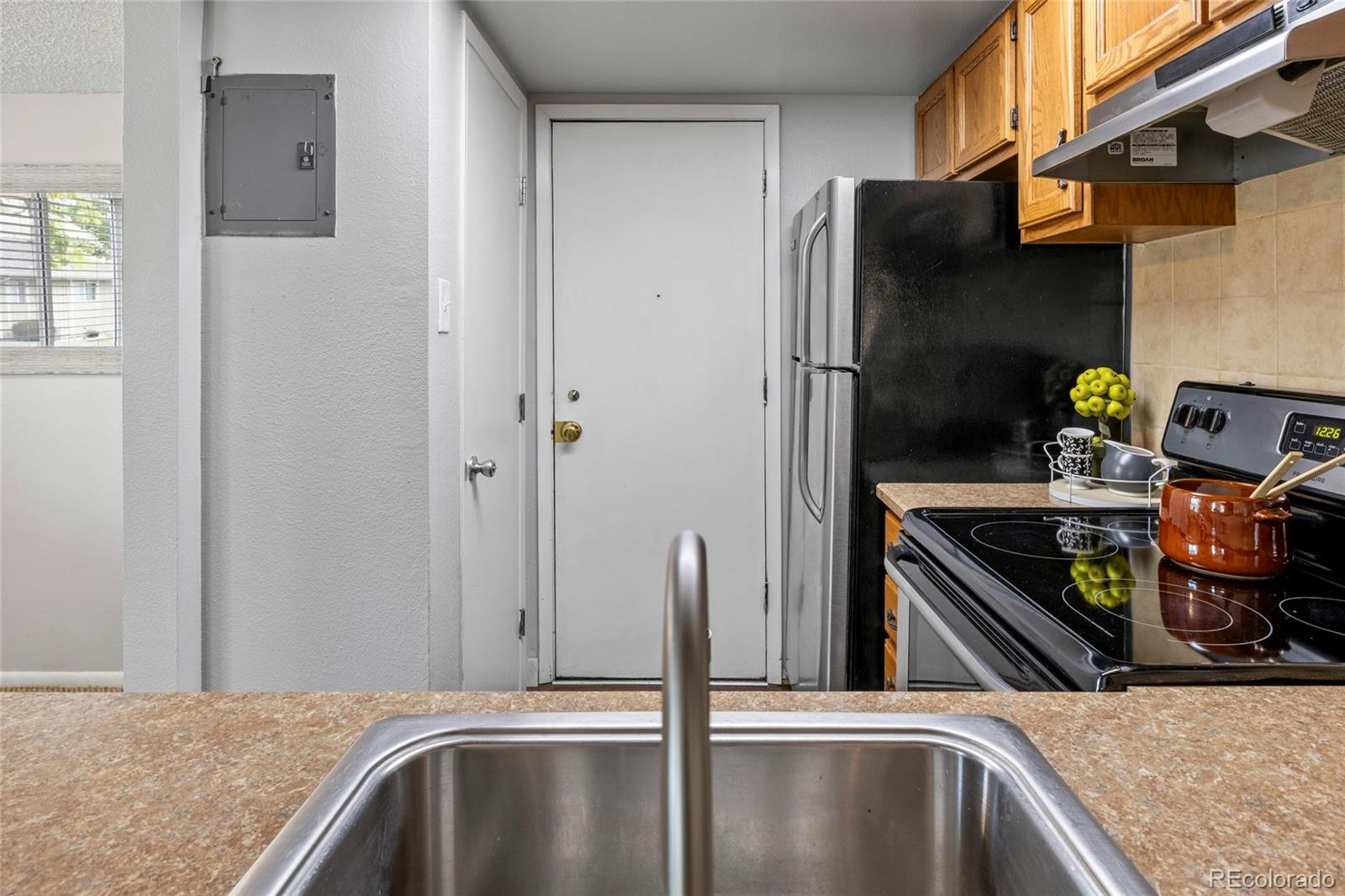 MLS Image #9 for 1250 s monaco parkway,denver, Colorado