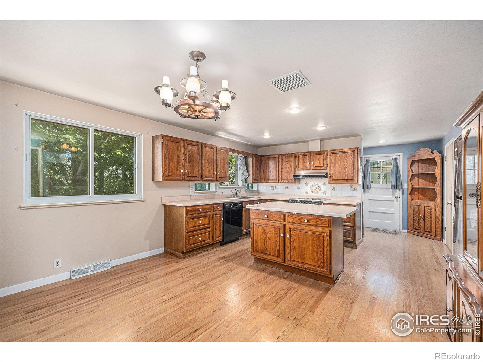 MLS Image #10 for 14751 e 24th avenue,aurora, Colorado
