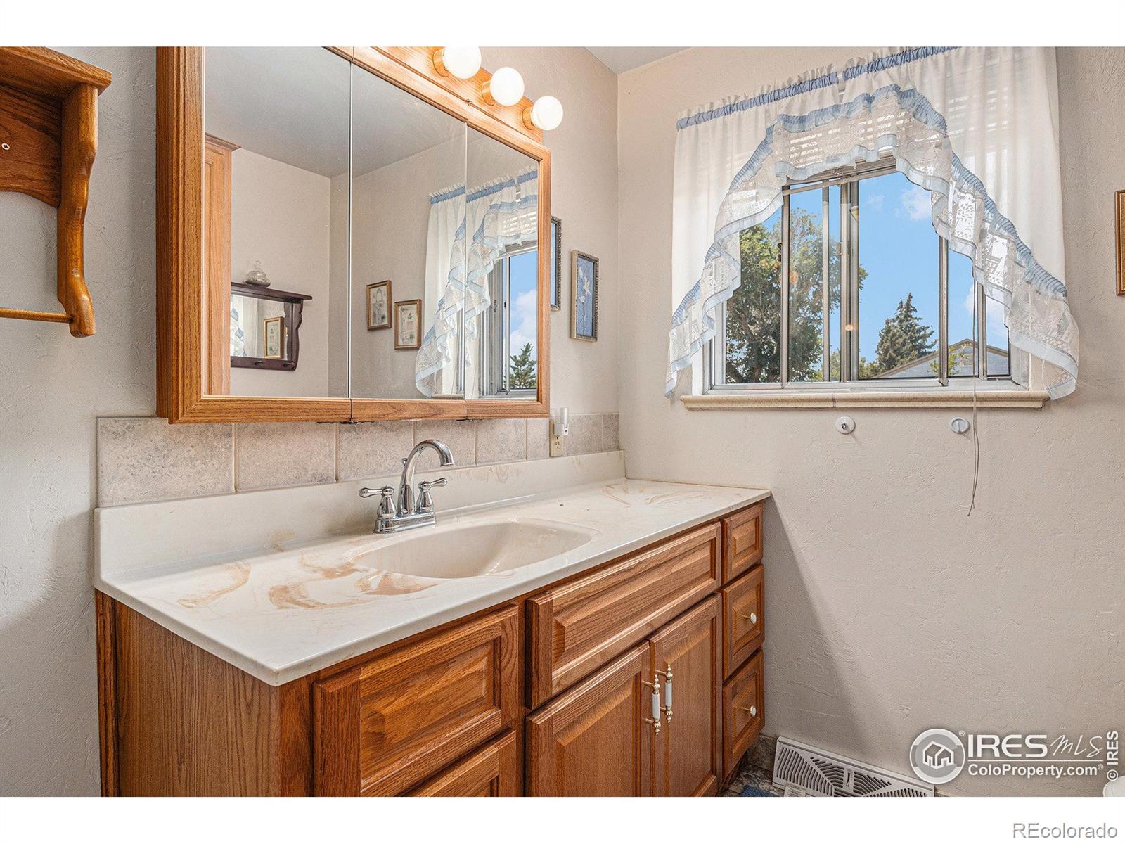 MLS Image #16 for 14751 e 24th avenue,aurora, Colorado