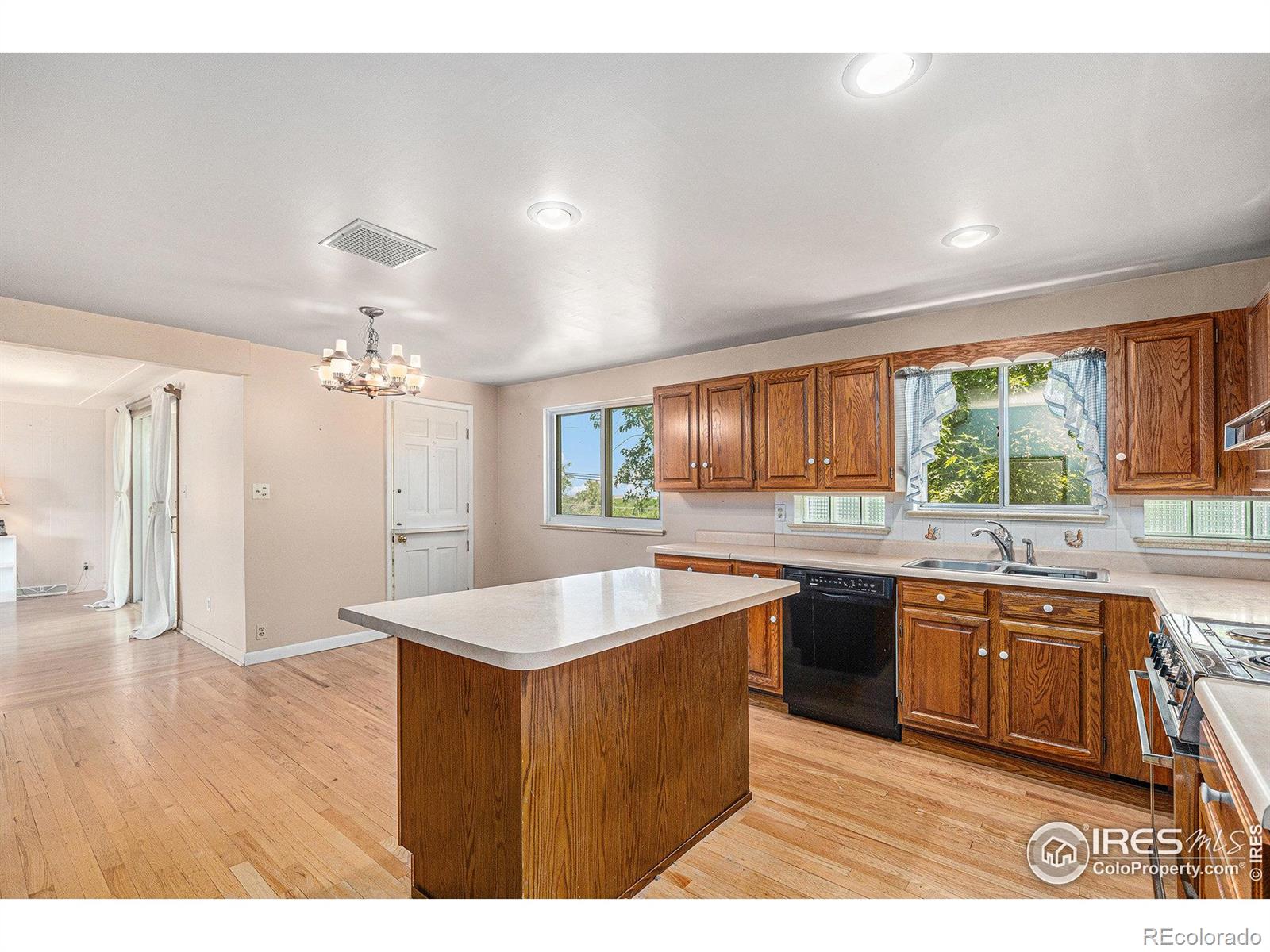 MLS Image #8 for 14751 e 24th avenue,aurora, Colorado