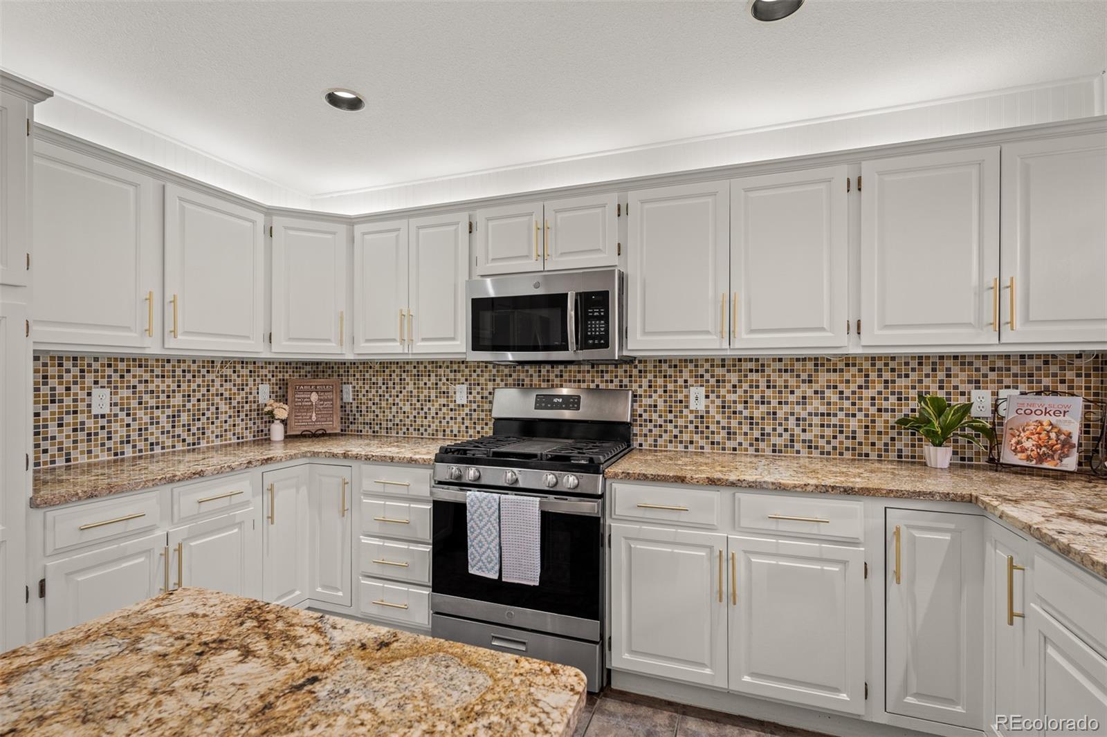 MLS Image #10 for 206  luxury lane,colorado springs, Colorado