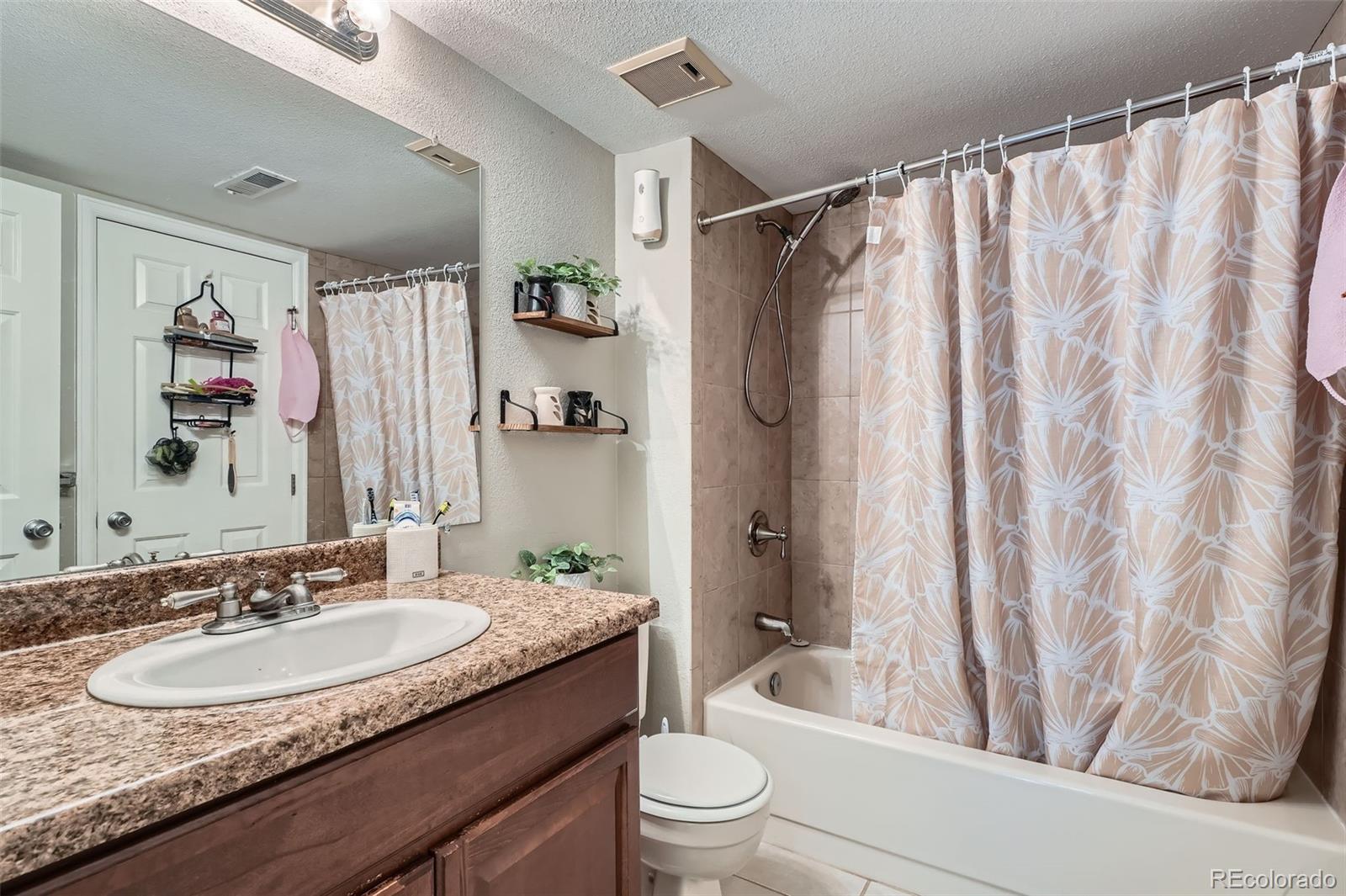 MLS Image #20 for 2575 s syracuse way,denver, Colorado