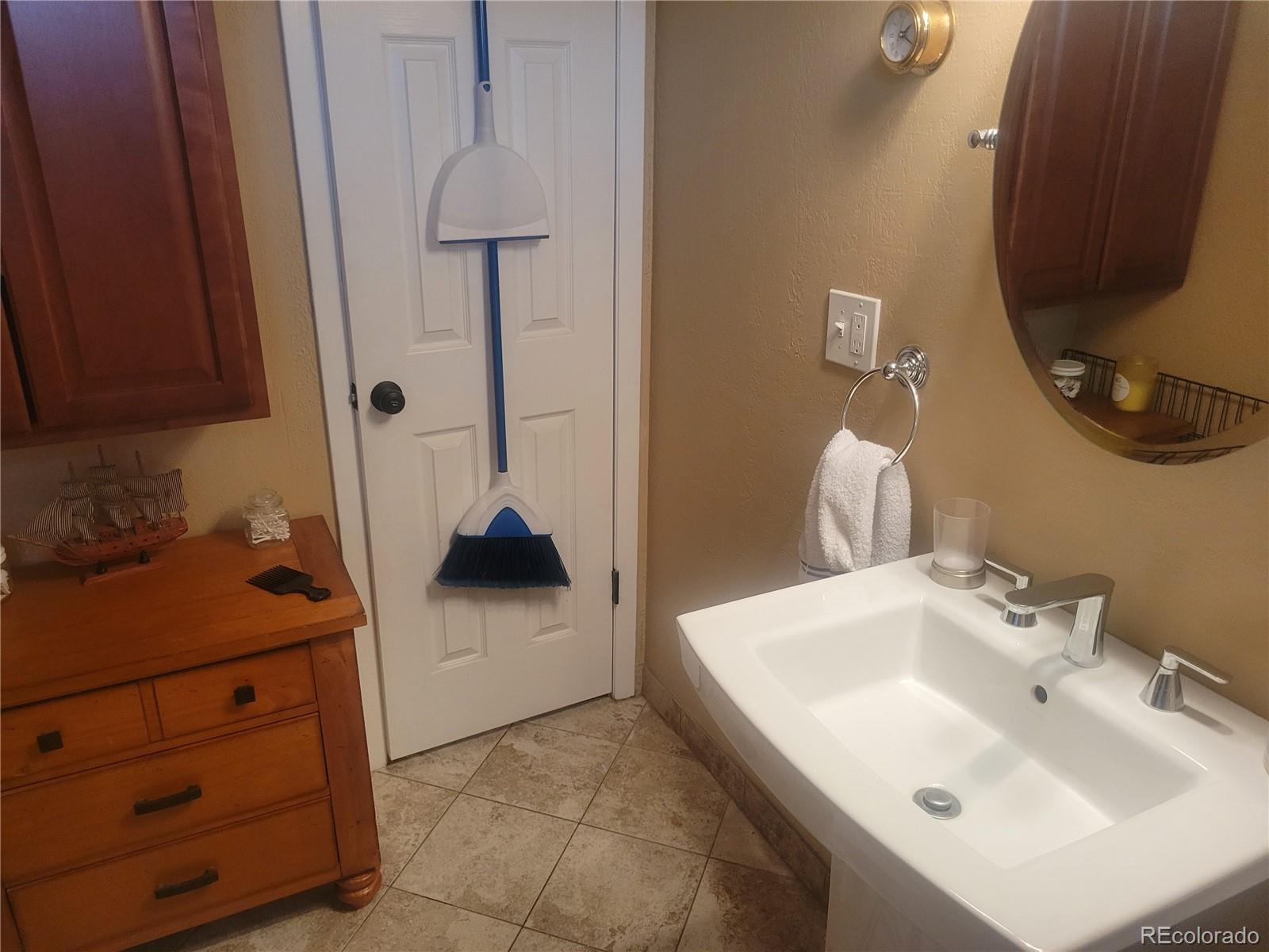 MLS Image #6 for 2190 s holly street,denver, Colorado