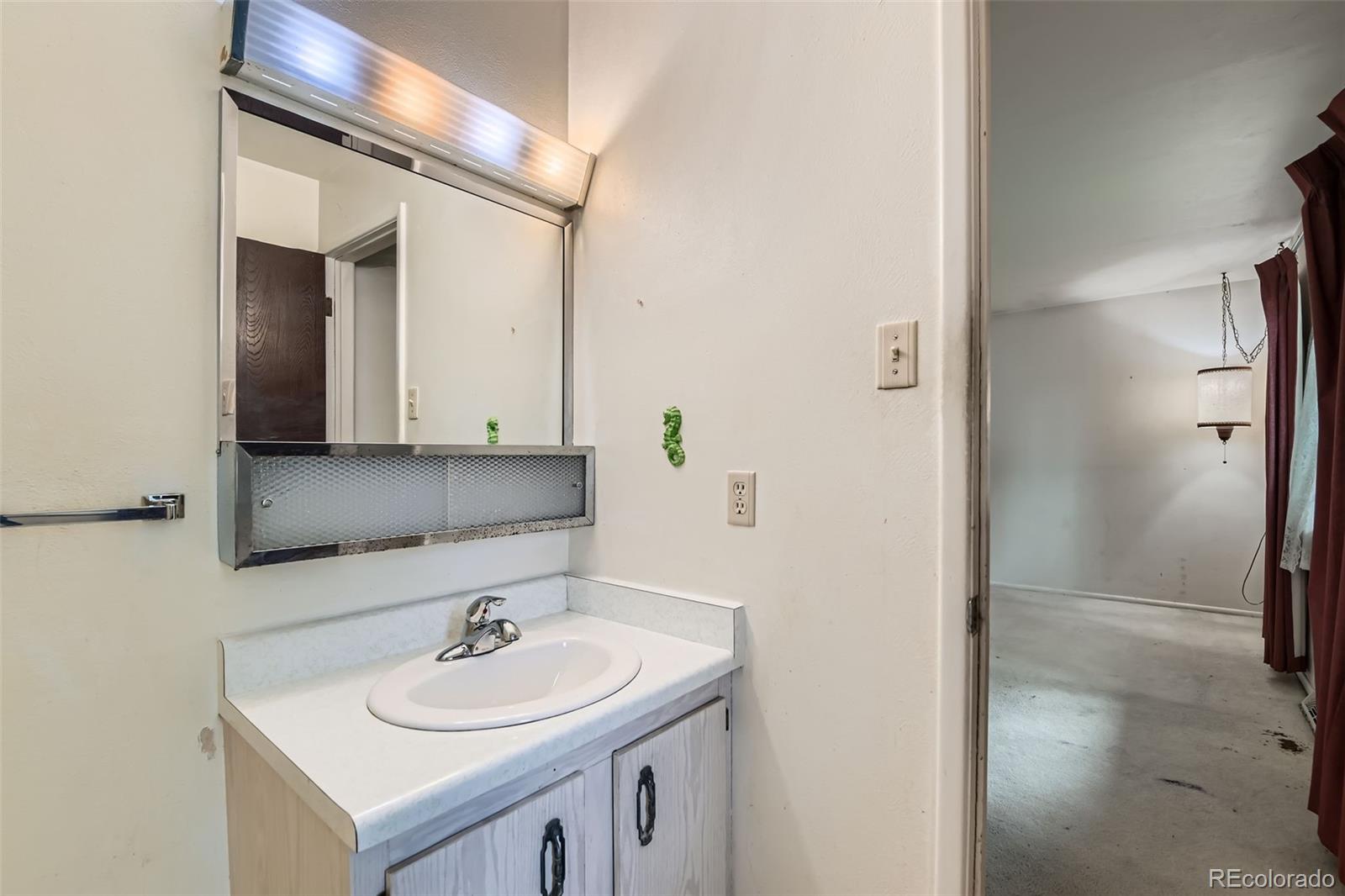 MLS Image #15 for 2122 s yank way,lakewood, Colorado