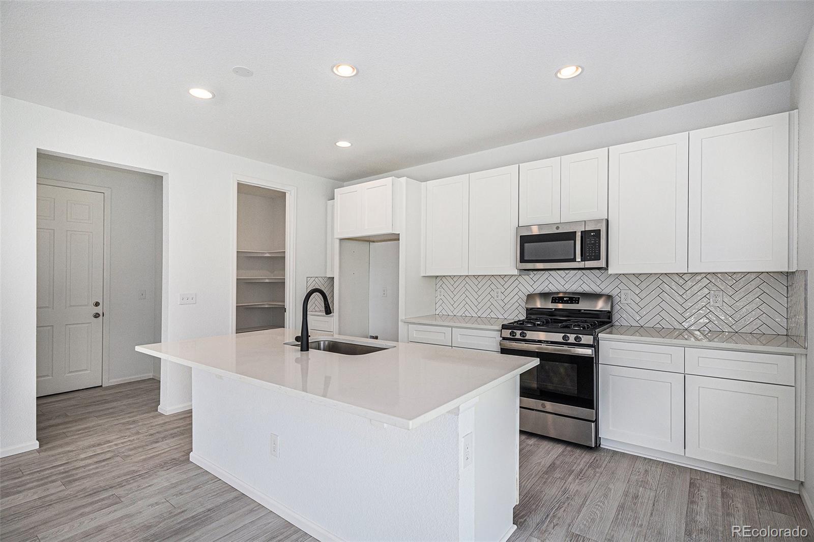 MLS Image #12 for 24281 e 40th avenue,aurora, Colorado