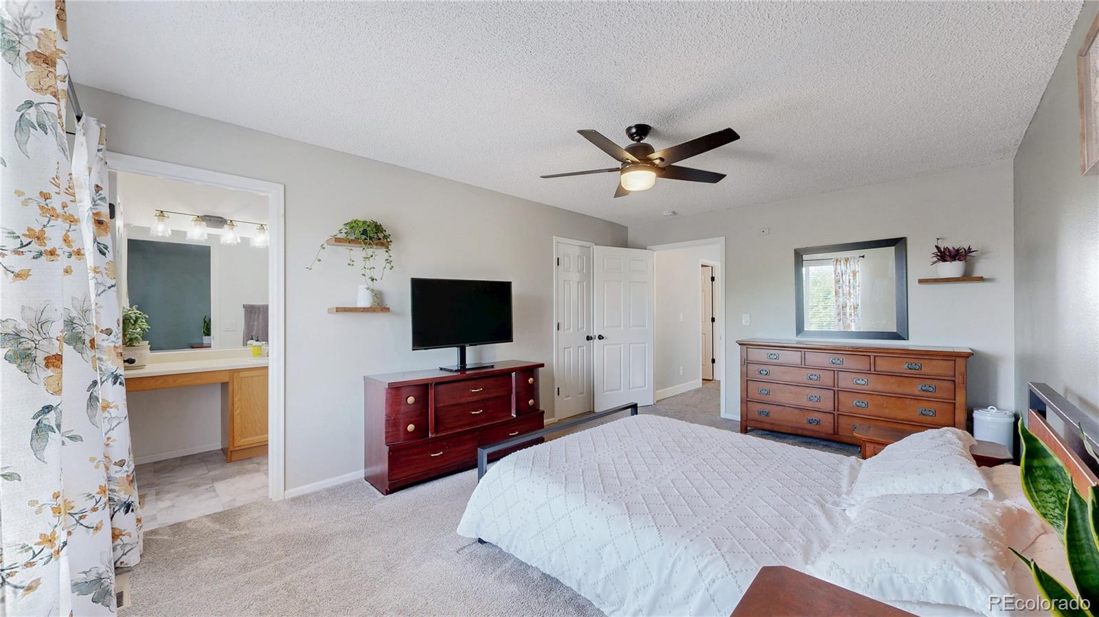 MLS Image #13 for 21570 e 40th place,denver, Colorado