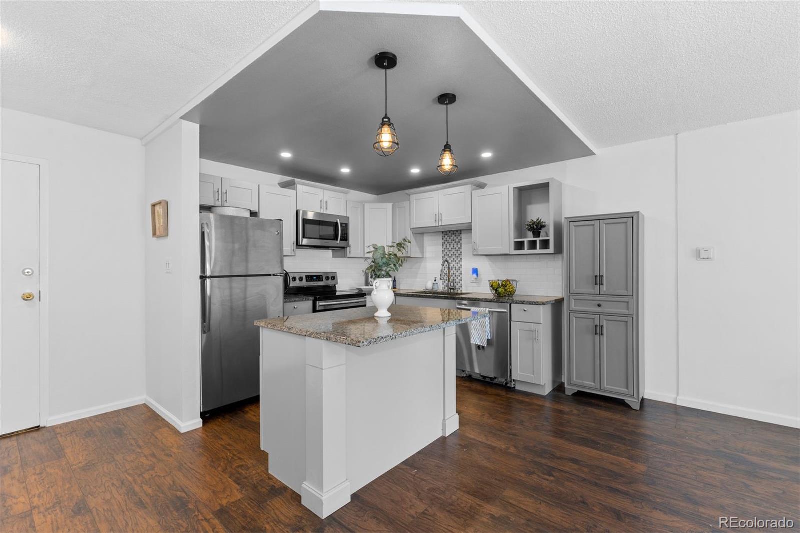 MLS Image #9 for 610 s clinton street,denver, Colorado