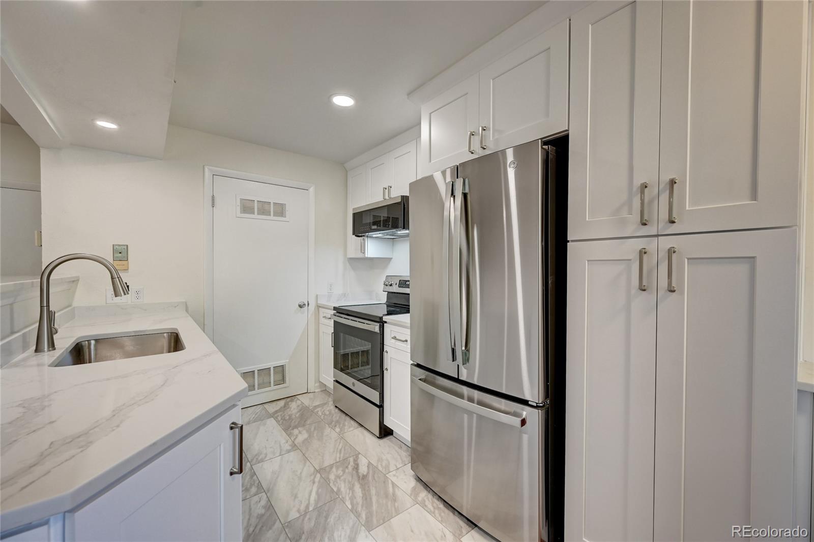 MLS Image #3 for 7700 w glasgow place 1a,littleton, Colorado