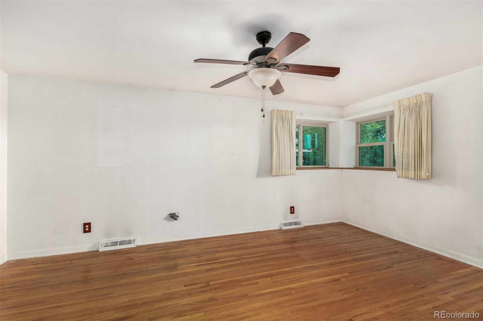 MLS Image #16 for 2718 s kendall way,denver, Colorado