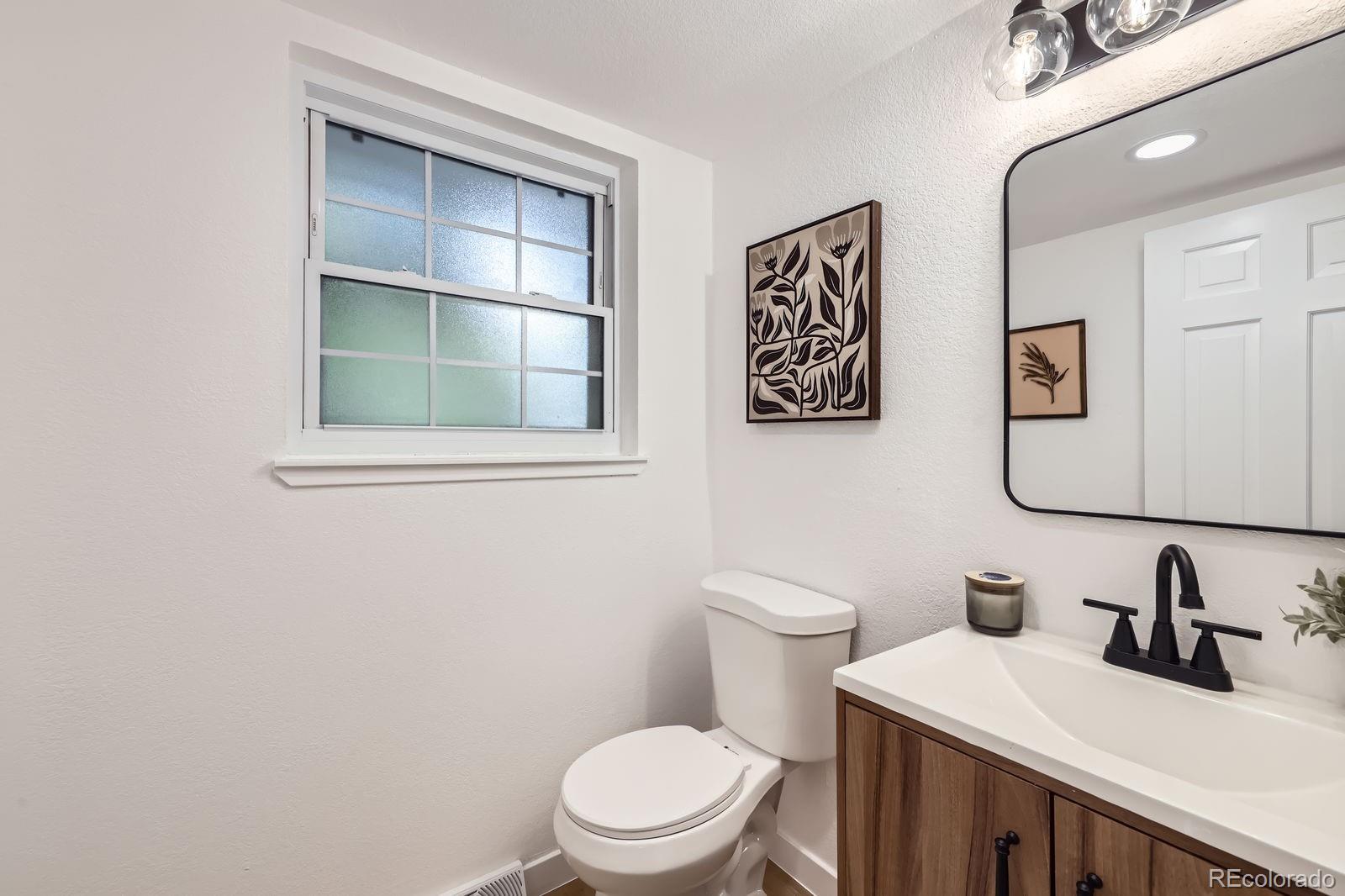 MLS Image #11 for 3374 s niagara way,denver, Colorado