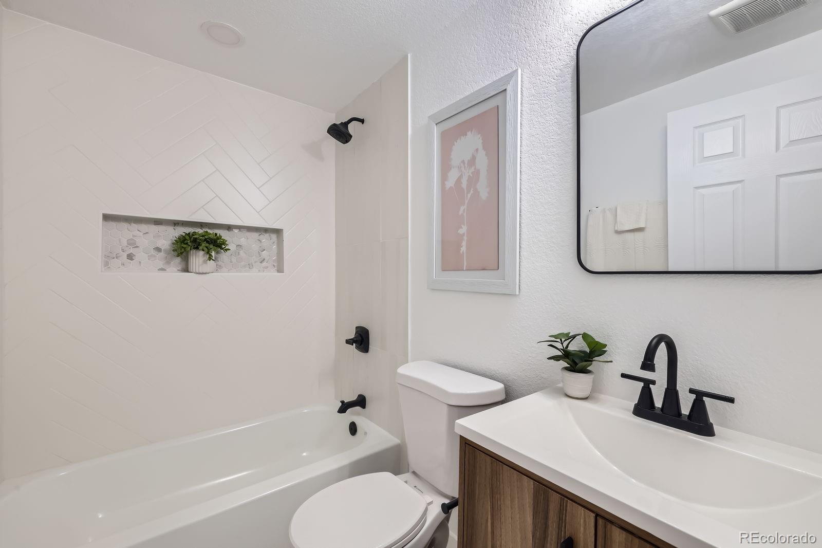 MLS Image #18 for 3374 s niagara way,denver, Colorado