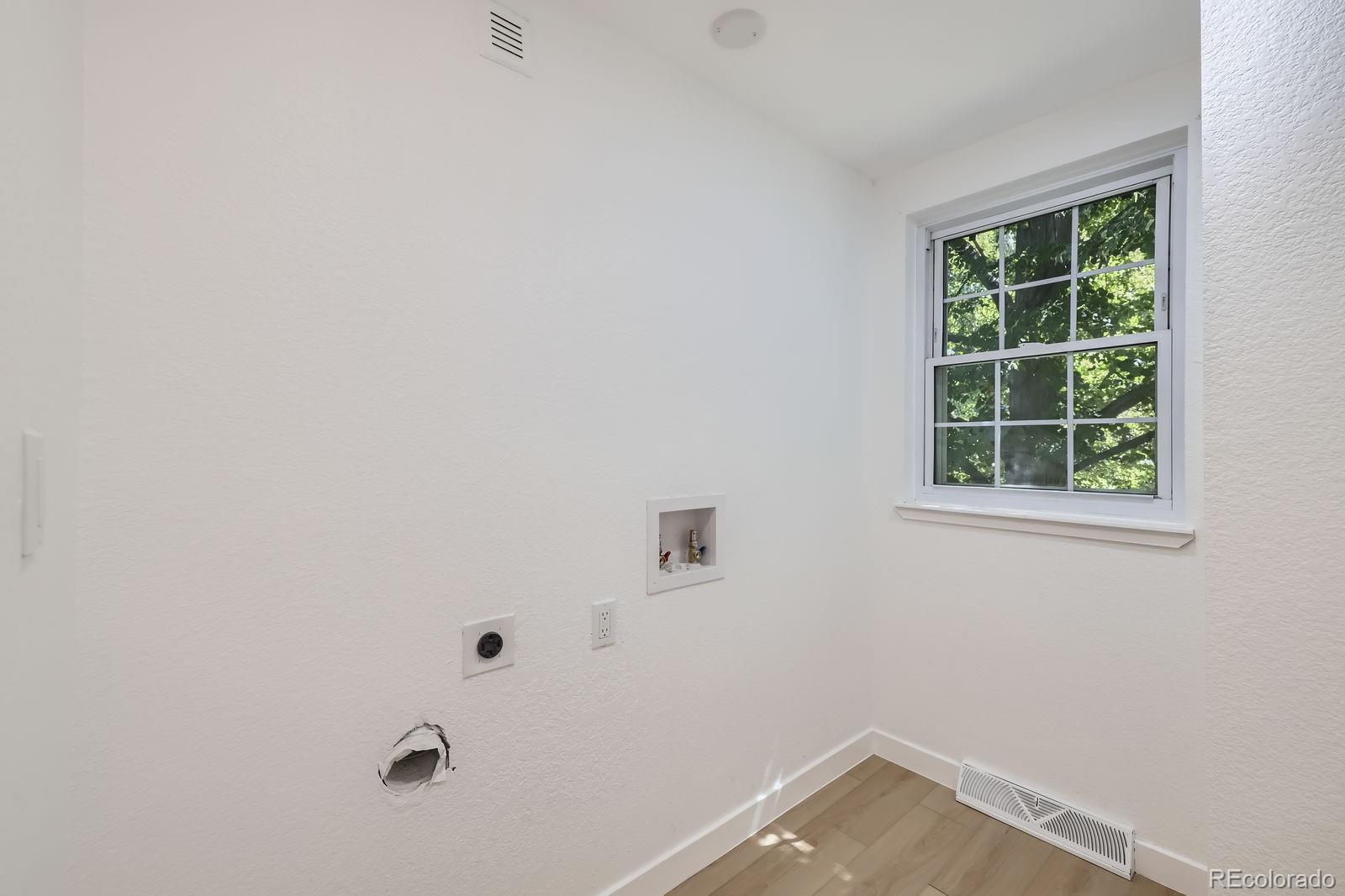 MLS Image #19 for 3374 s niagara way,denver, Colorado
