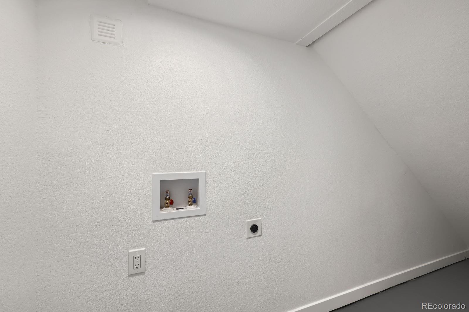 MLS Image #23 for 3374 s niagara way,denver, Colorado