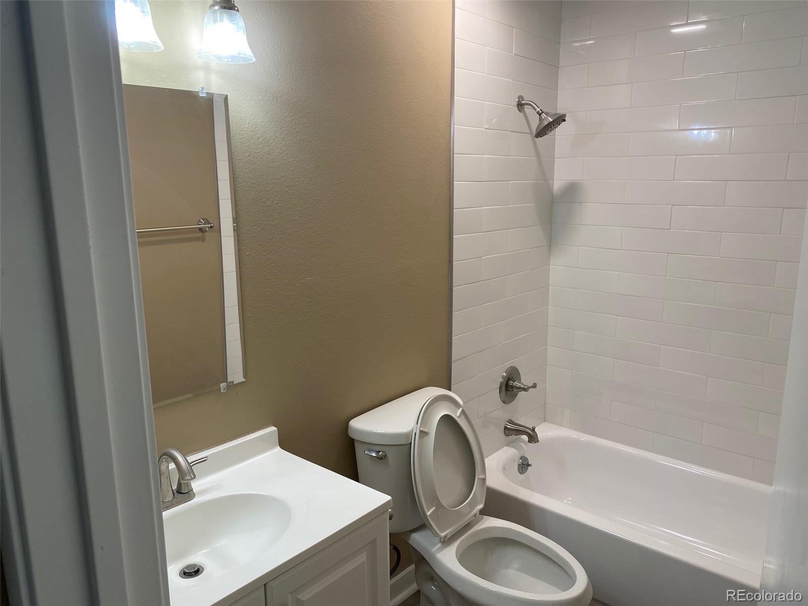 MLS Image #11 for 2835 s monaco parkway 1-202,denver, Colorado