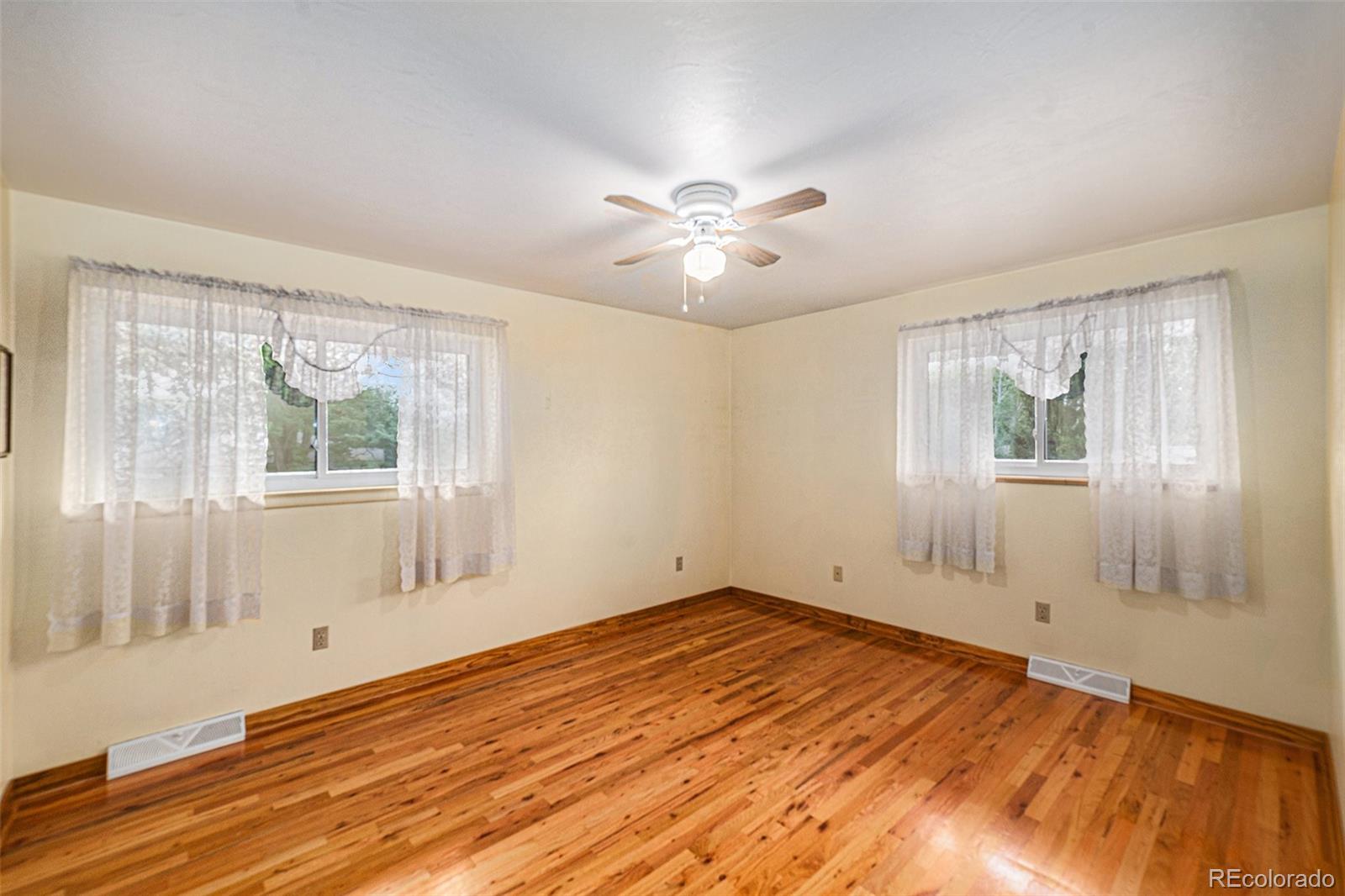 MLS Image #10 for 2719 s eaton way,denver, Colorado