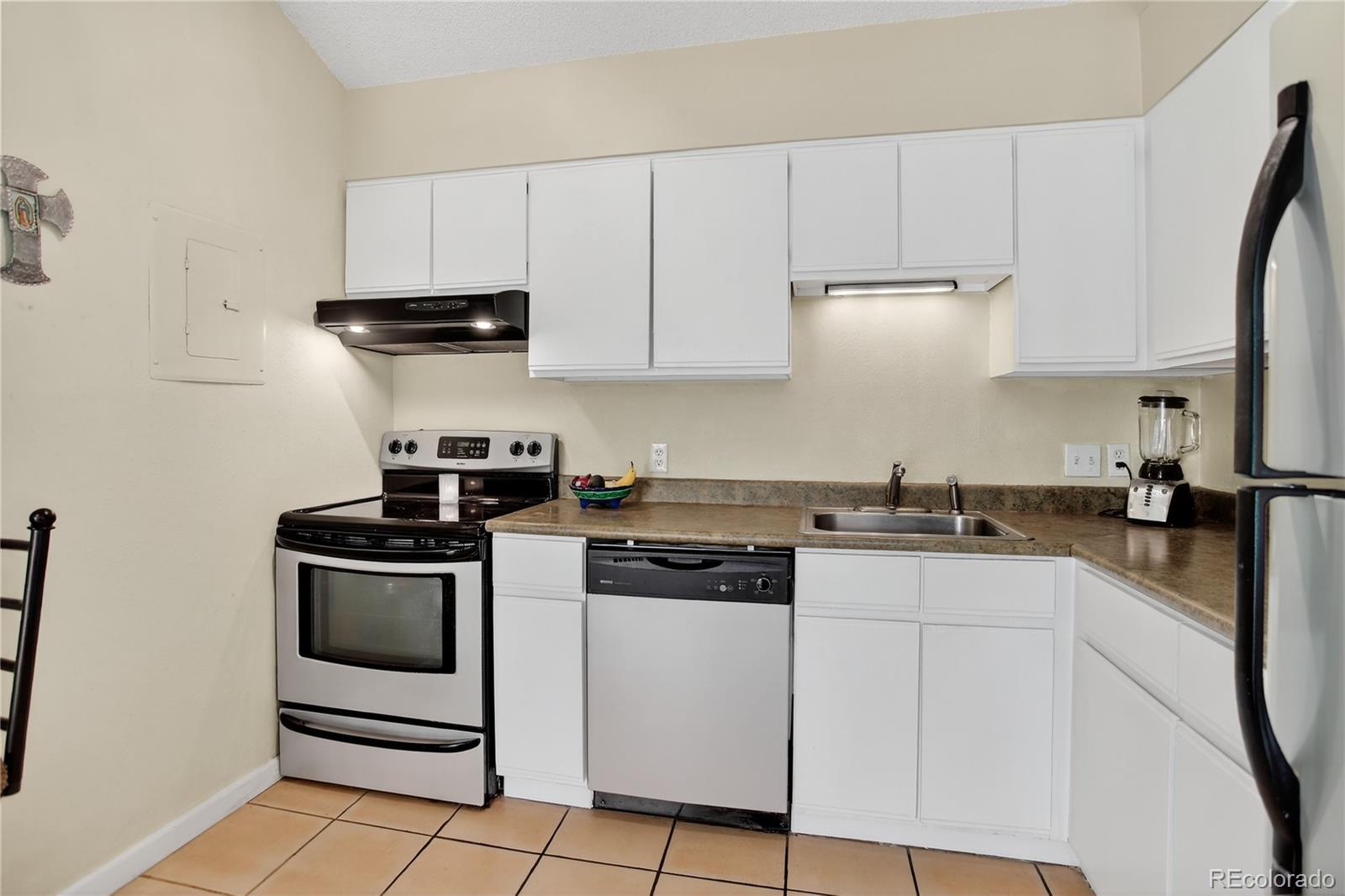 MLS Image #9 for 2575 s syracuse way,denver, Colorado