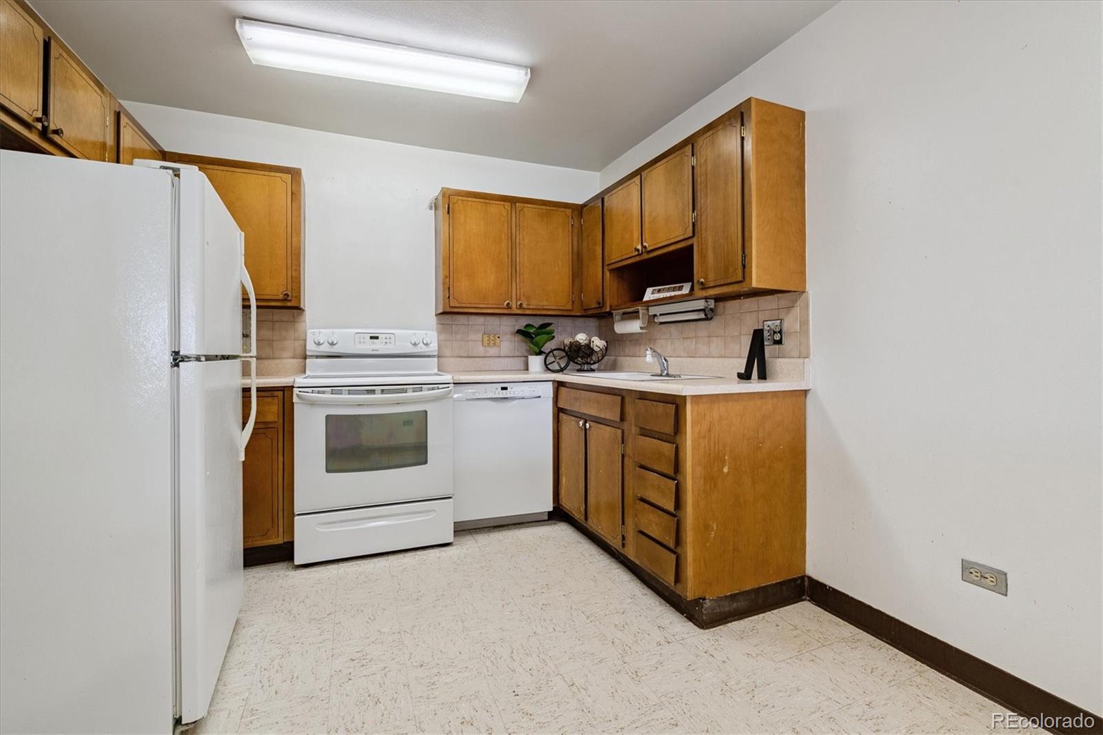 MLS Image #5 for 610 s clinton street,denver, Colorado
