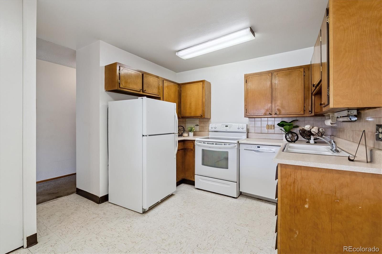 MLS Image #6 for 610 s clinton street,denver, Colorado