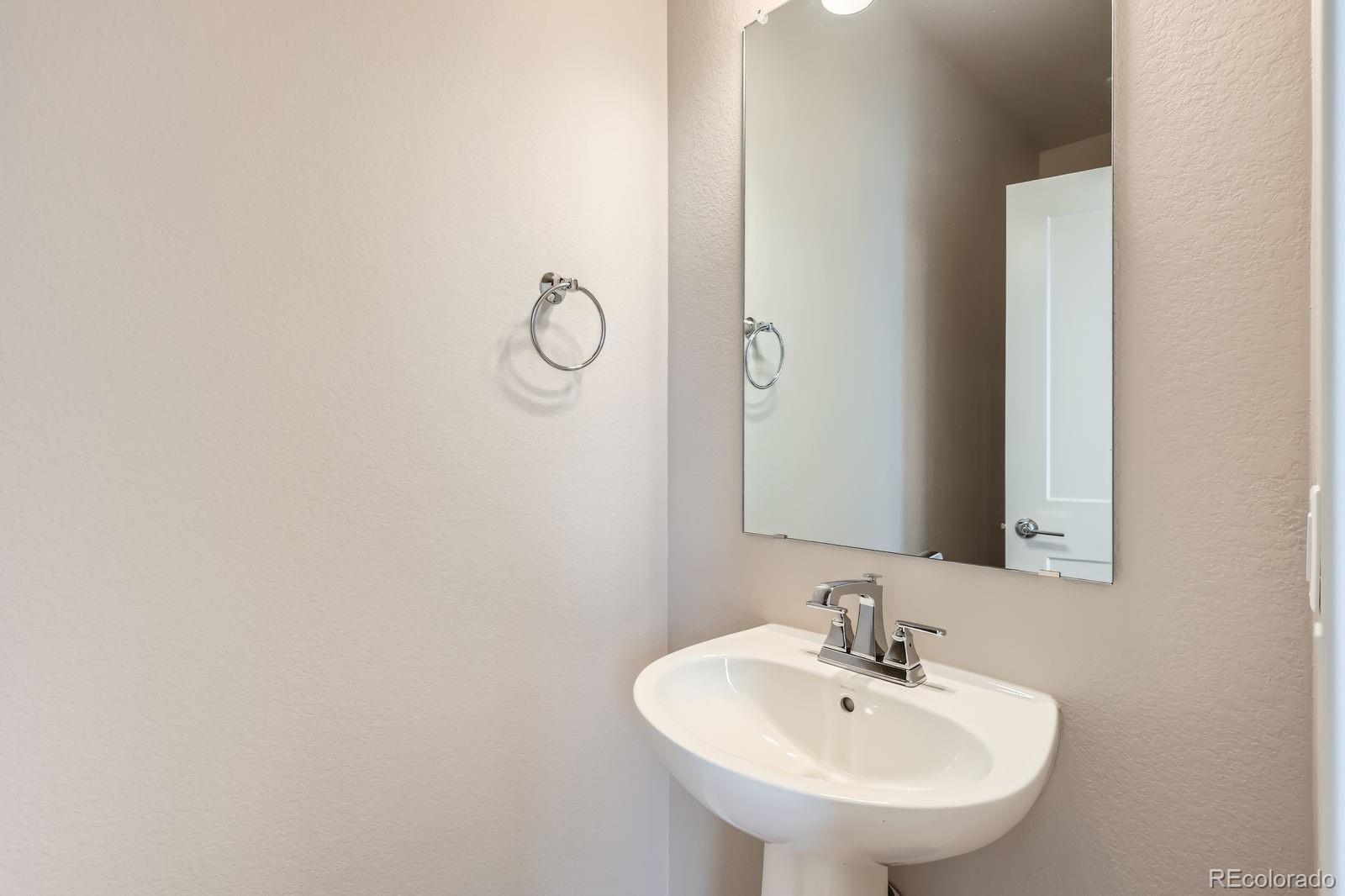 MLS Image #10 for 888 s valentia street,denver, Colorado