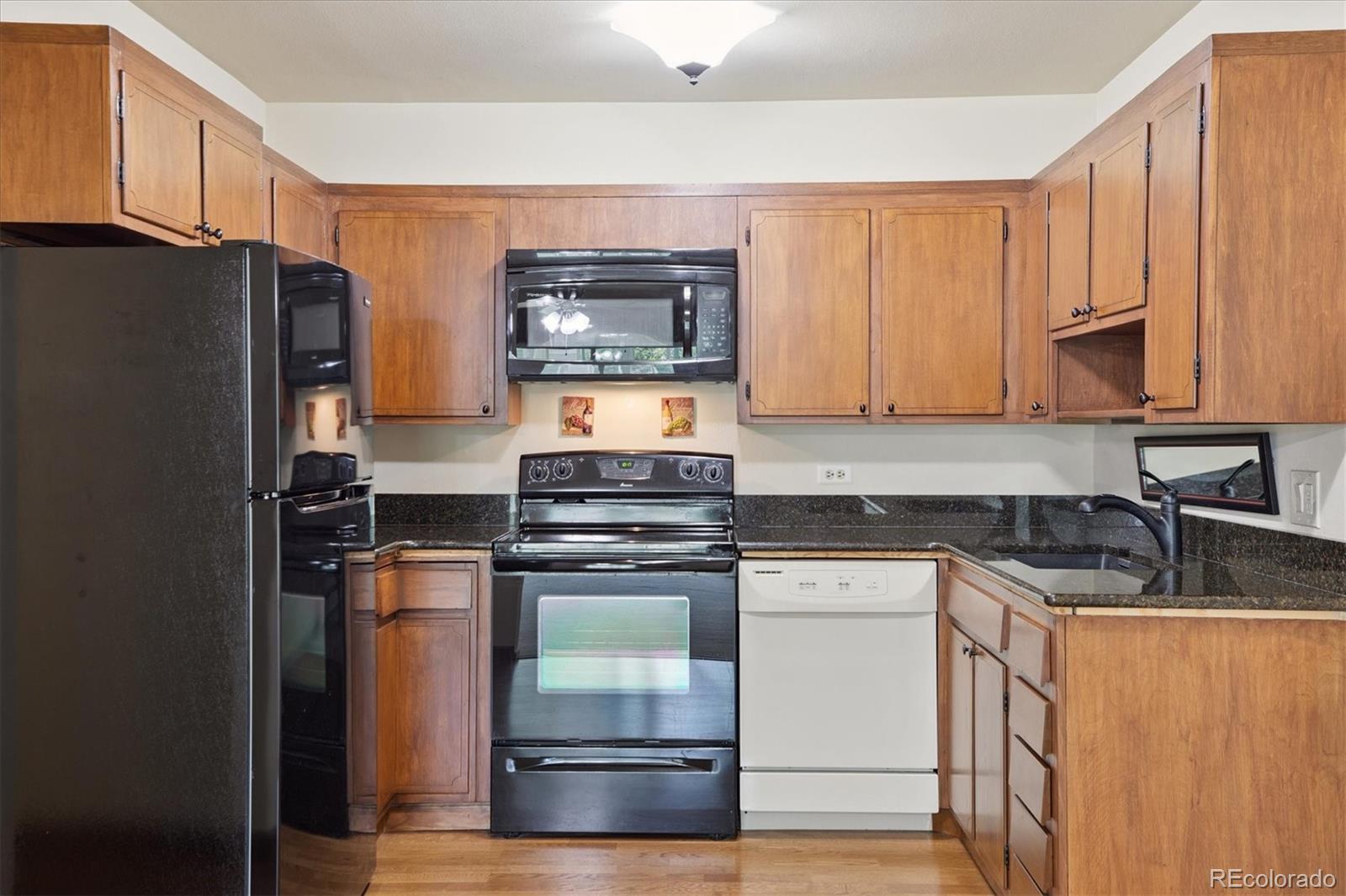 MLS Image #4 for 725 s clinton street,denver, Colorado