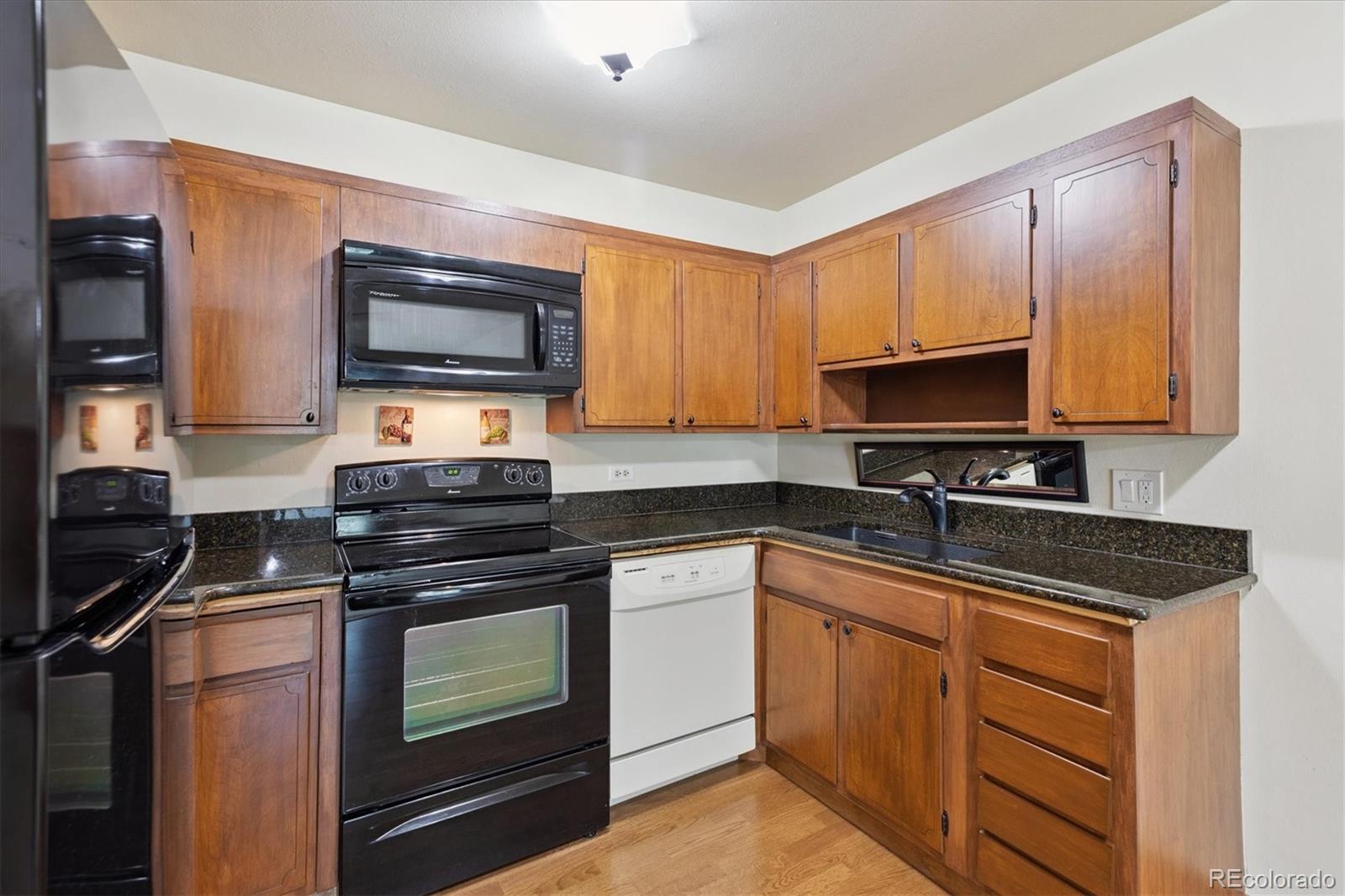 MLS Image #5 for 725 s clinton street,denver, Colorado