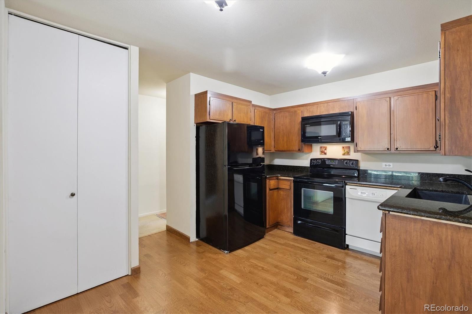 MLS Image #6 for 725 s clinton street,denver, Colorado