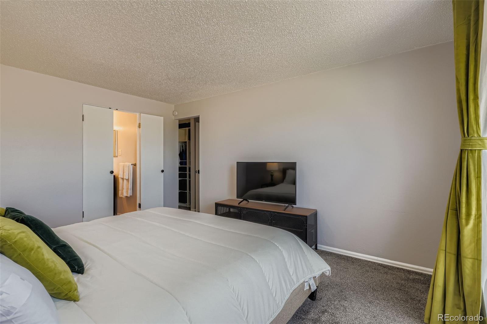 MLS Image #16 for 2917 s locust street,denver, Colorado