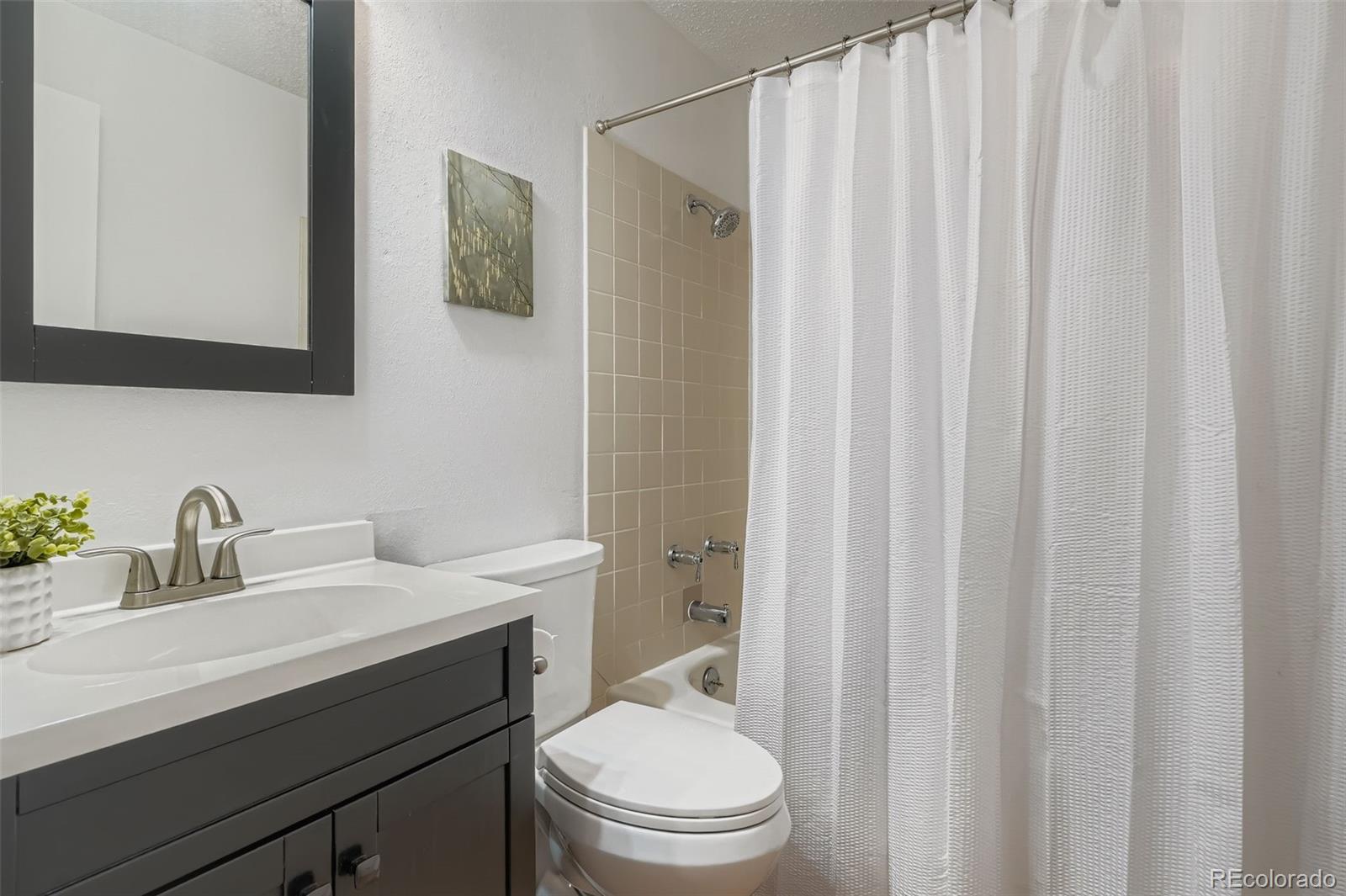 MLS Image #23 for 2917 s locust street,denver, Colorado