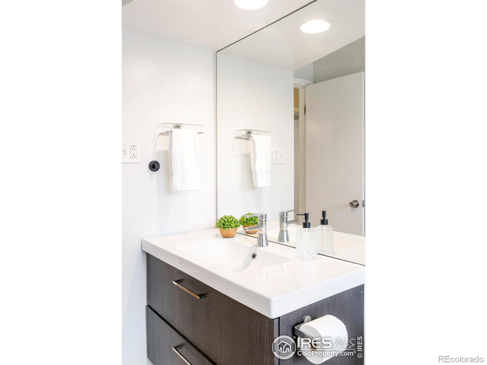 MLS Image #21 for 260 s jasmine street,denver, Colorado