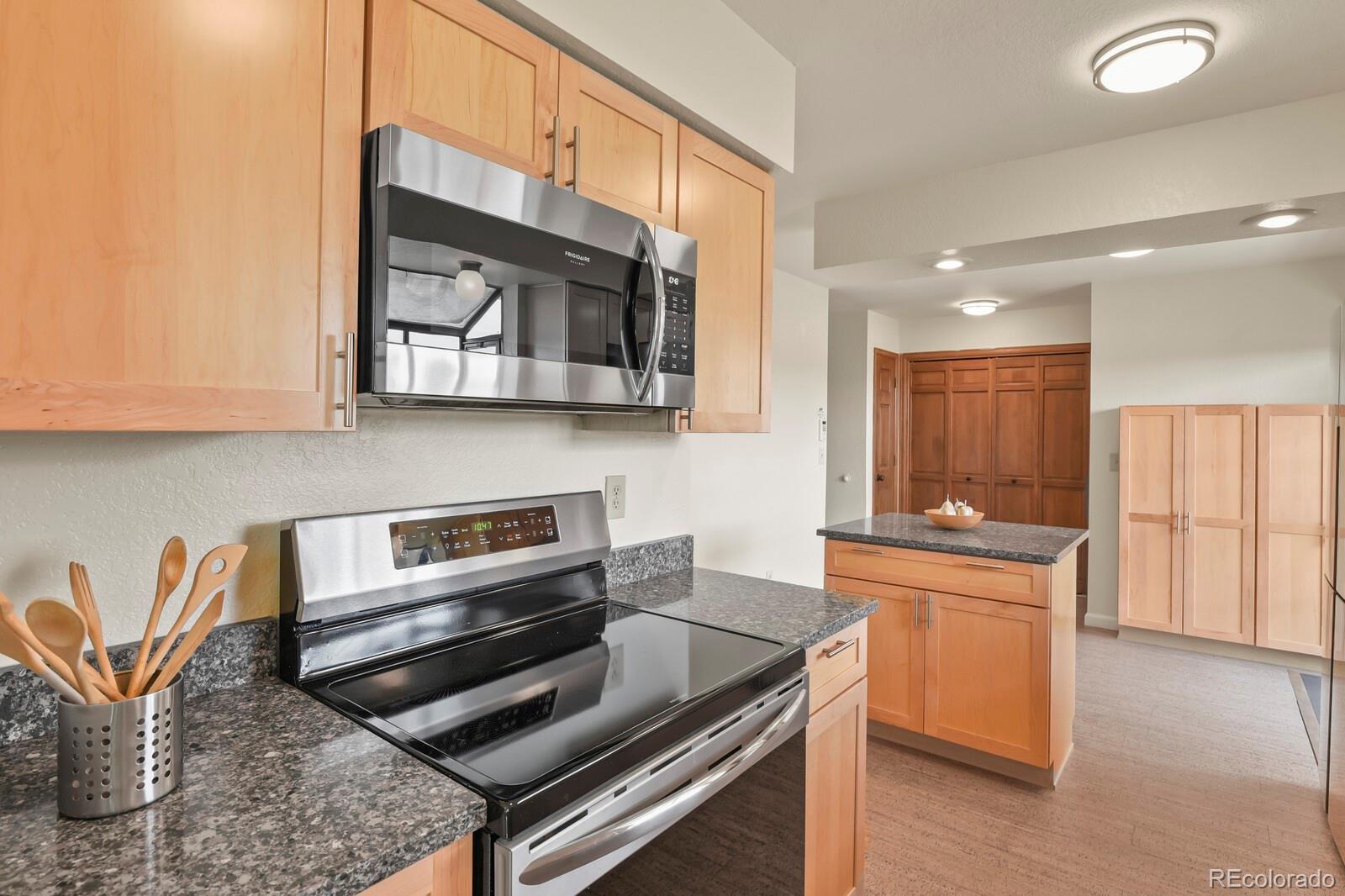 MLS Image #11 for 140 s fraser circle,aurora, Colorado