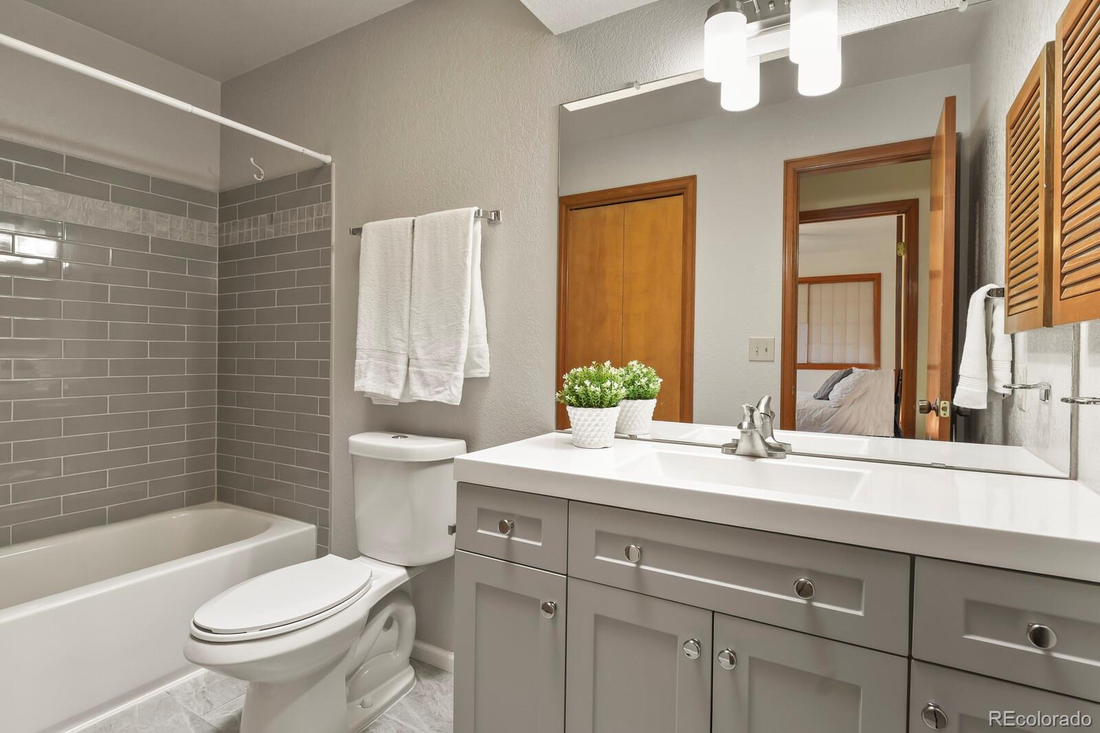 MLS Image #29 for 140 s fraser circle,aurora, Colorado