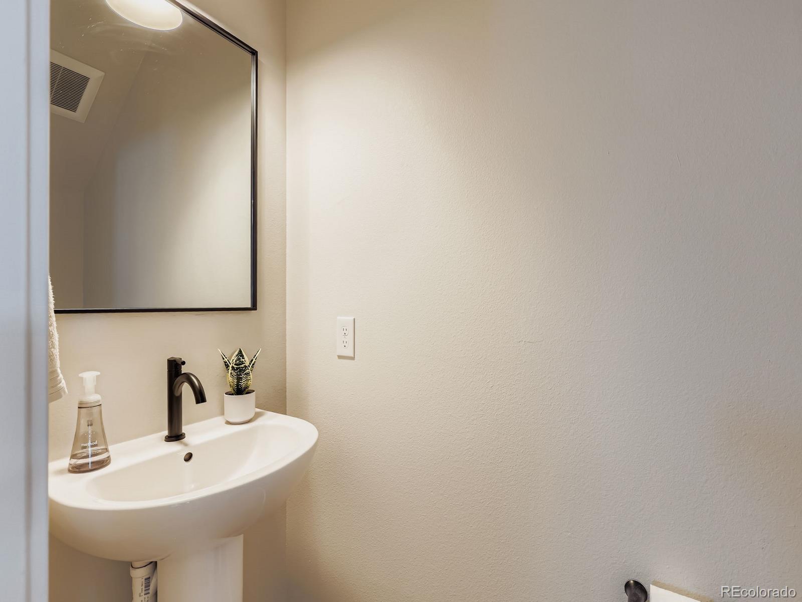 MLS Image #5 for 1921 w elk place,denver, Colorado
