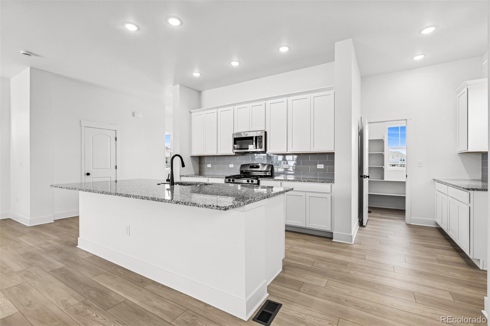 MLS Image #10 for 21045 e 61st drive,aurora, Colorado