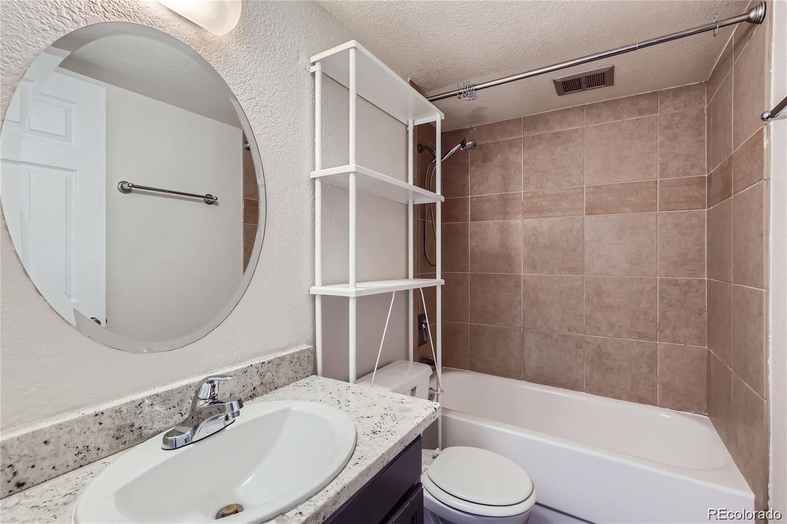 MLS Image #10 for 909 n logan street 4a,denver, Colorado