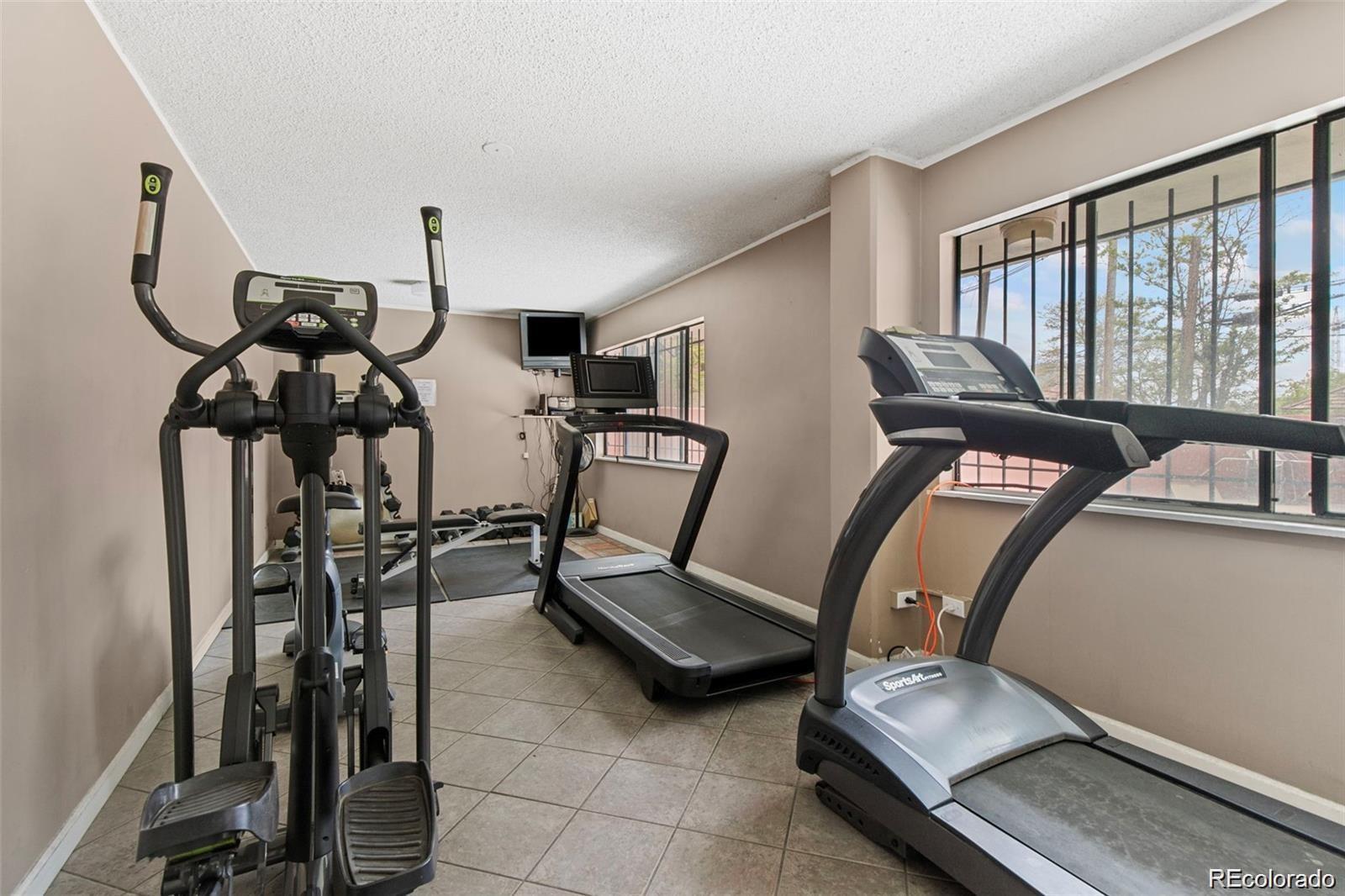 MLS Image #12 for 909 n logan street 4a,denver, Colorado