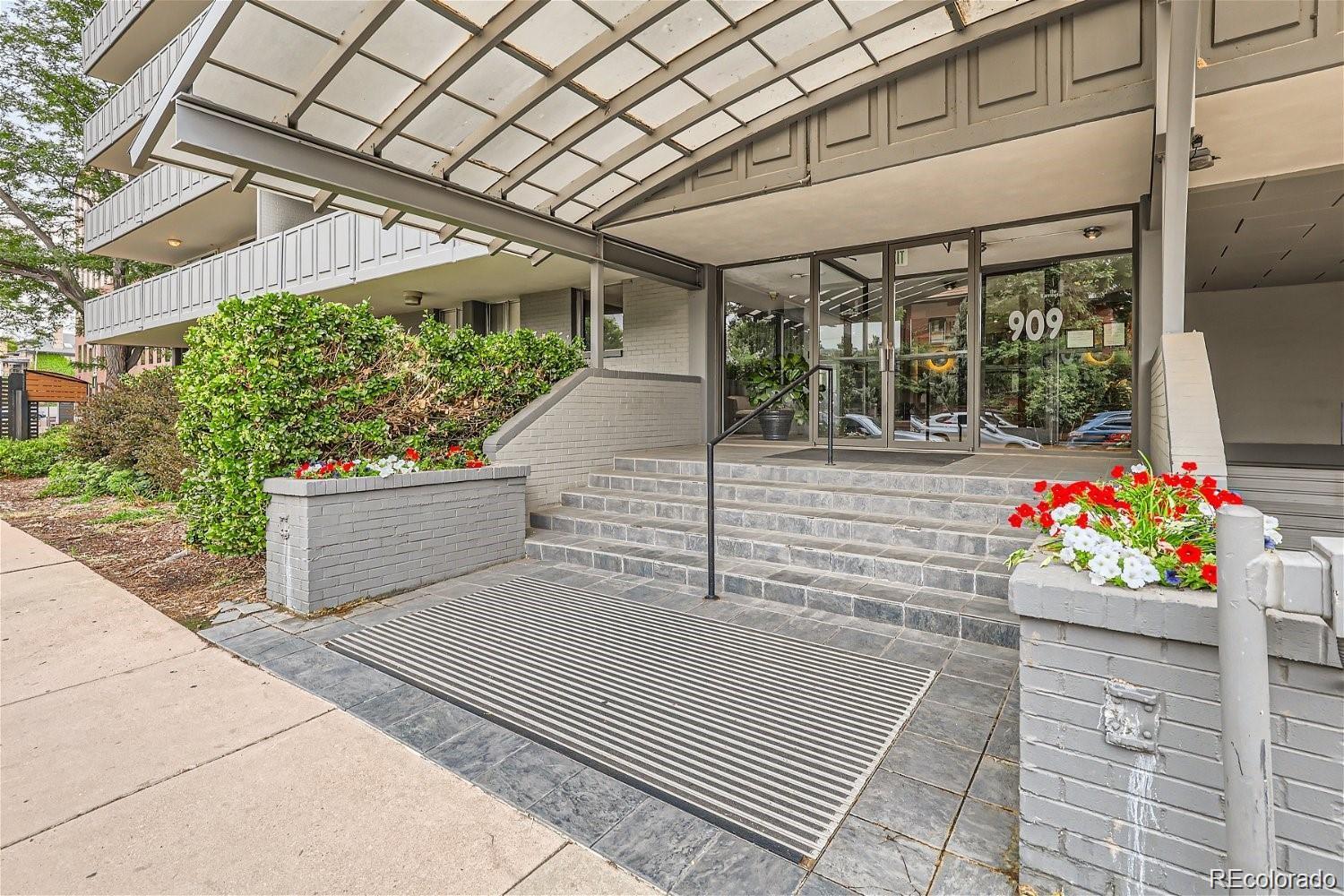 MLS Image #14 for 909 n logan street 4a,denver, Colorado