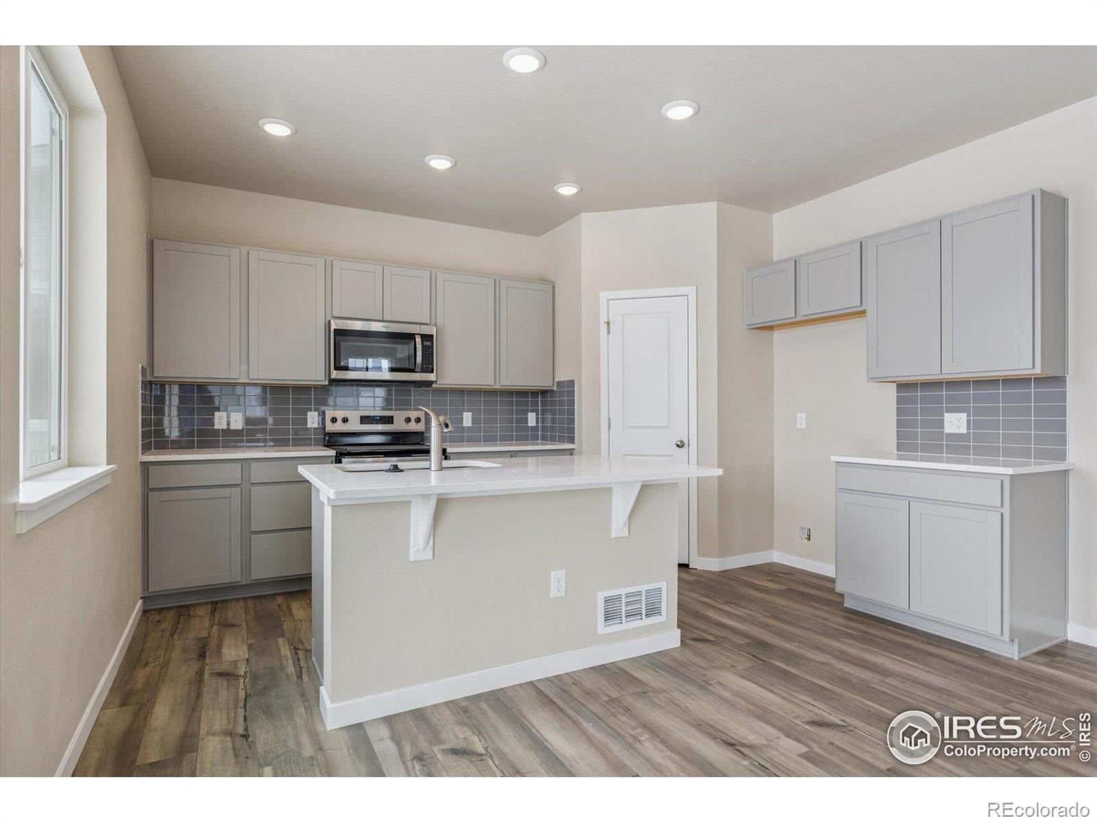 MLS Image #12 for 944  harvard street,johnstown, Colorado