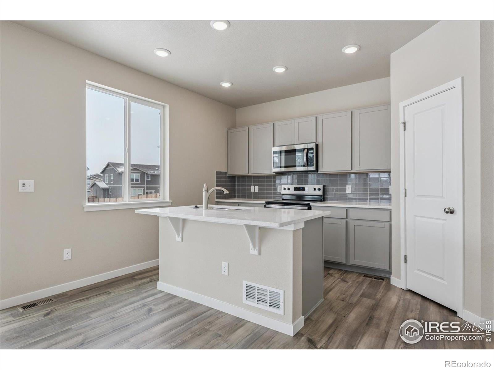 MLS Image #14 for 944  harvard street,johnstown, Colorado