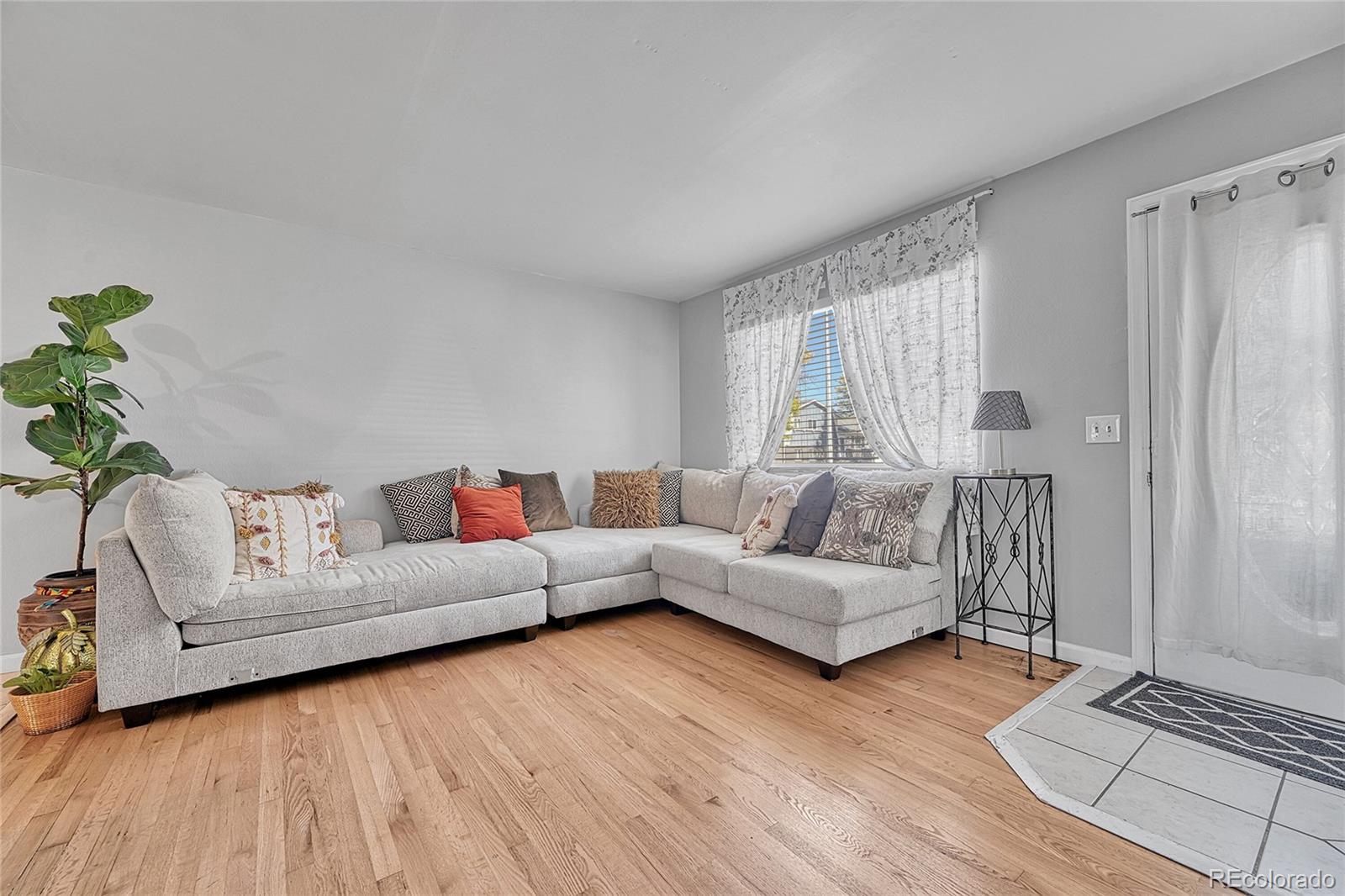 MLS Image #5 for 841 s oakland street,aurora, Colorado