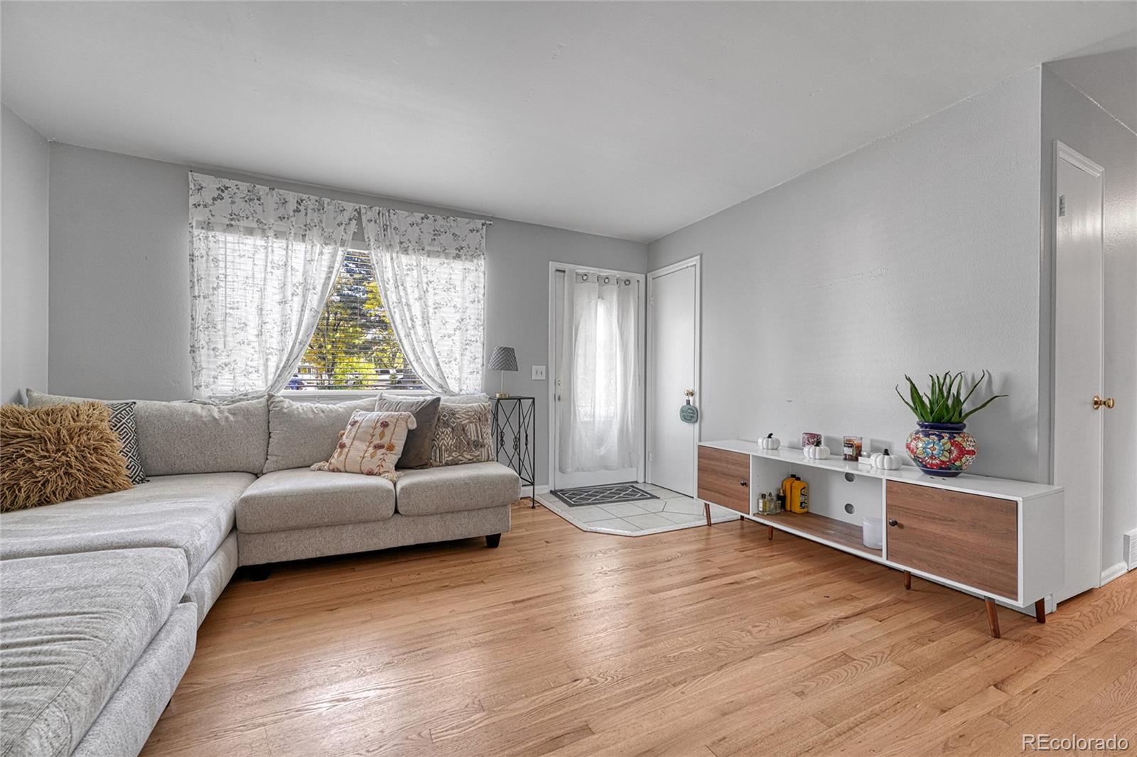 MLS Image #6 for 841 s oakland street,aurora, Colorado